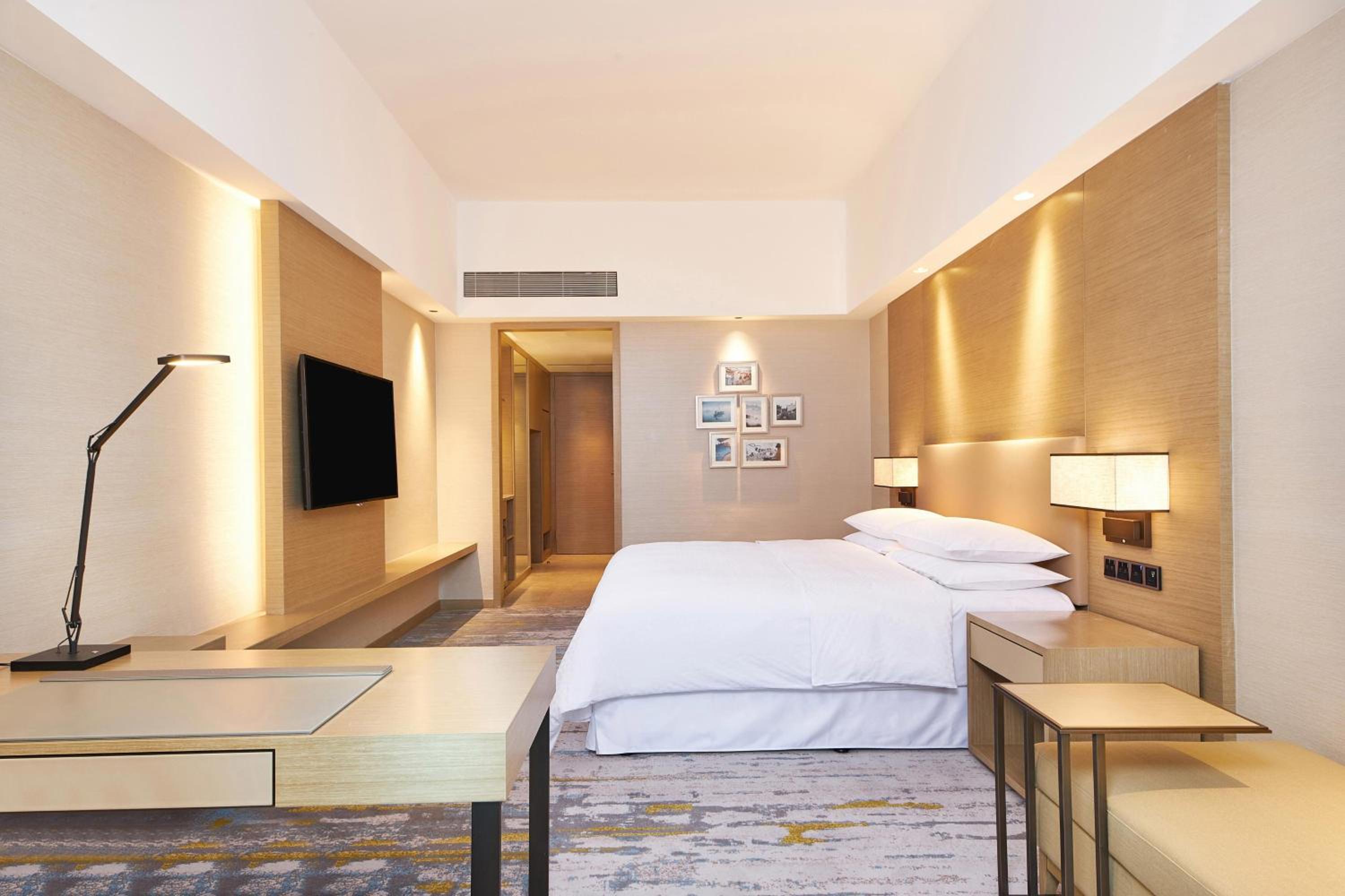 Deluxe Guest Room, 1 King, City View photo 1