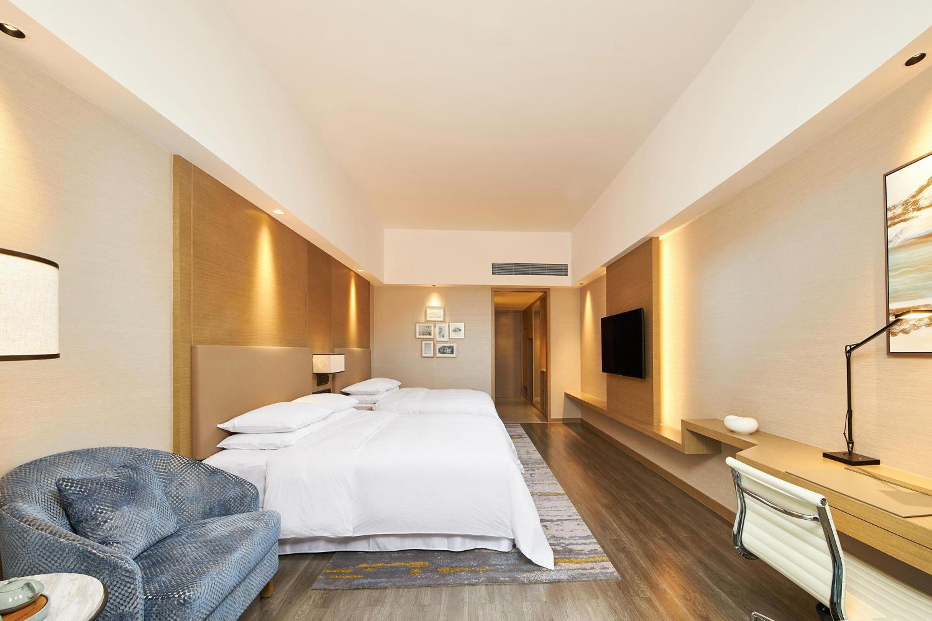 Executive level, Guest room, 2 Queen, City view photo 2