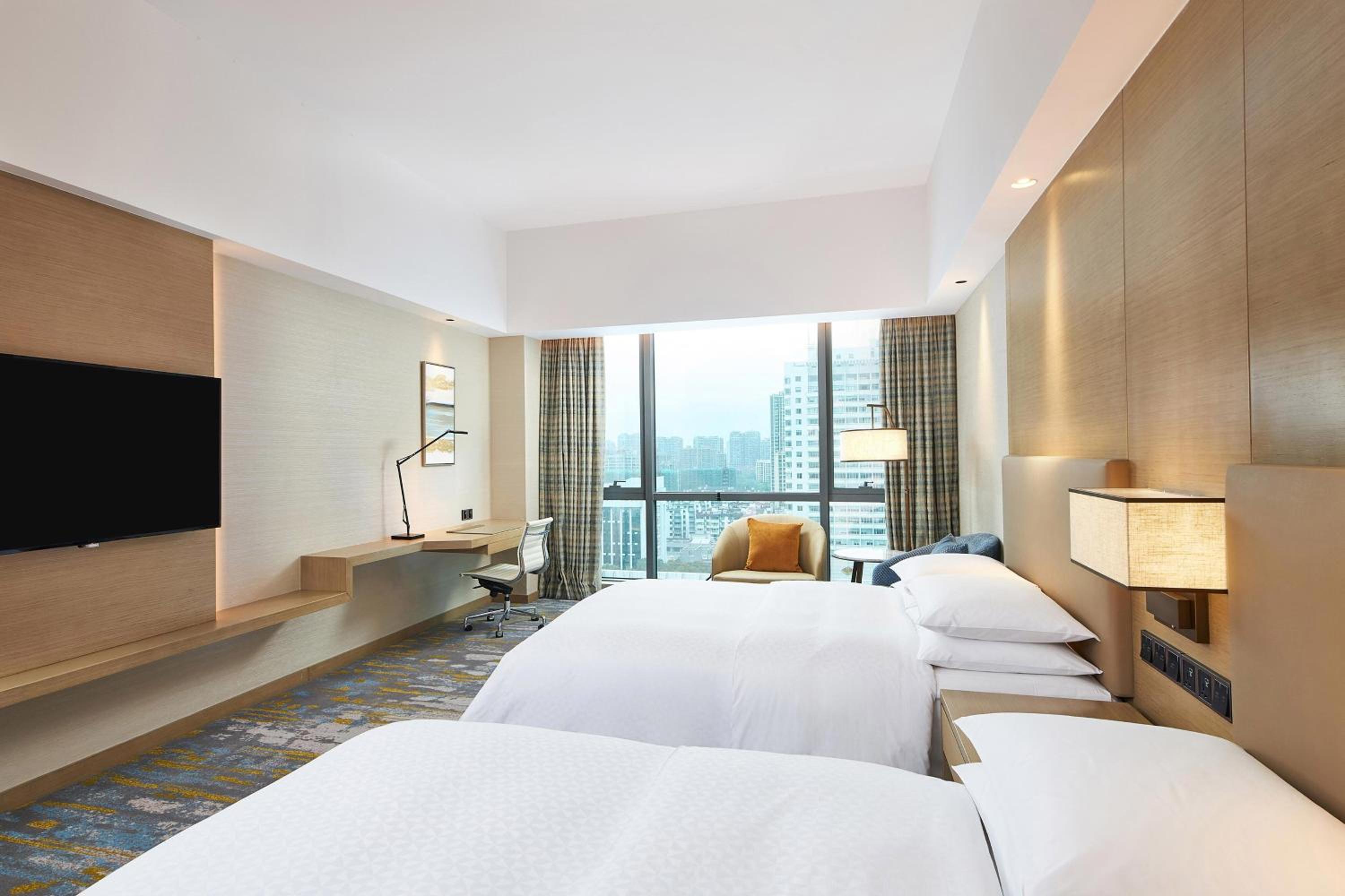 Deluxe Guest room, 2 Queen, City view photo 2