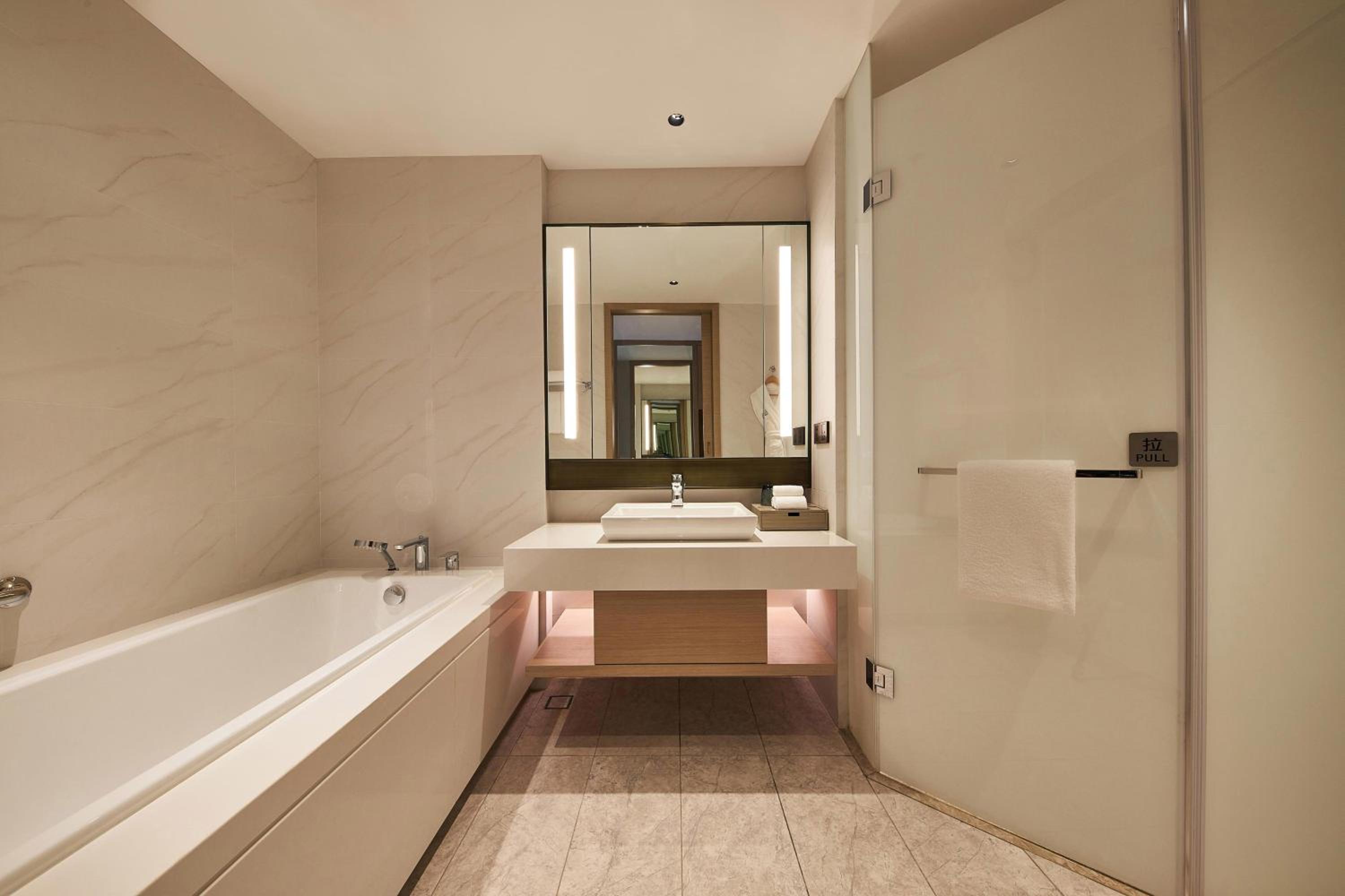 Executive level, Guest room, 1 King, City view photo 2