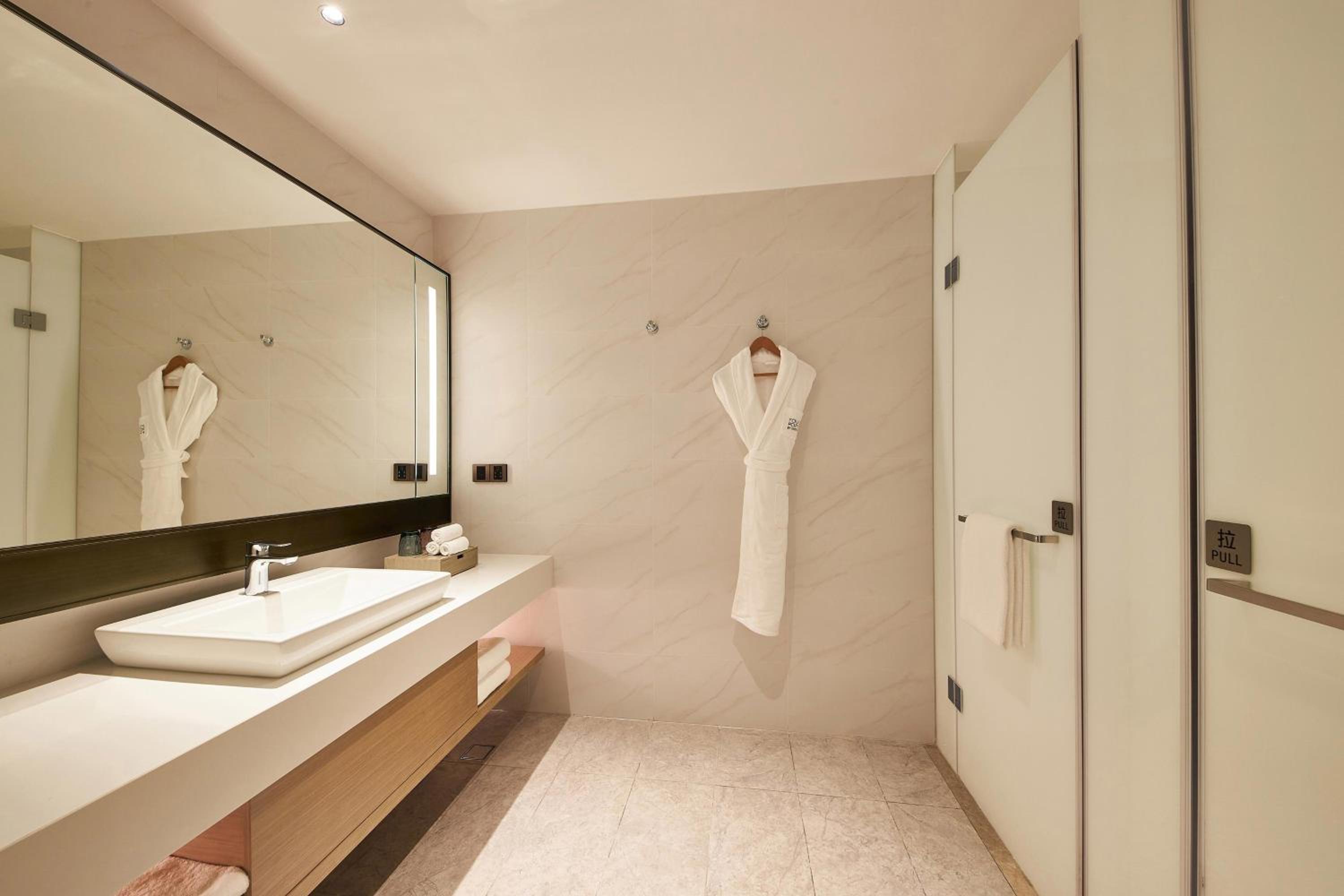 Deluxe Guest room, 2 Queen, City view photo 3