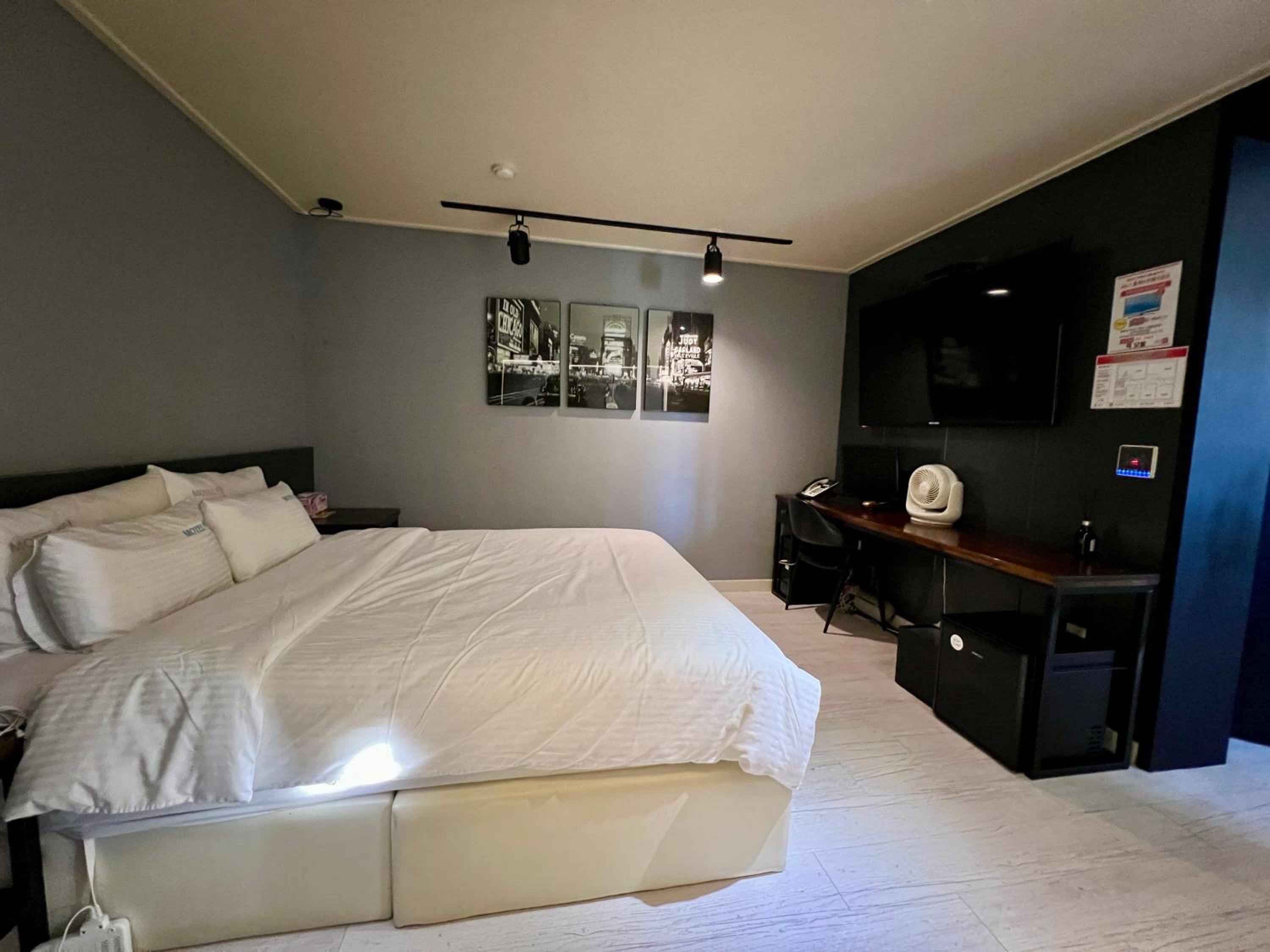 Large Double Room photo 3