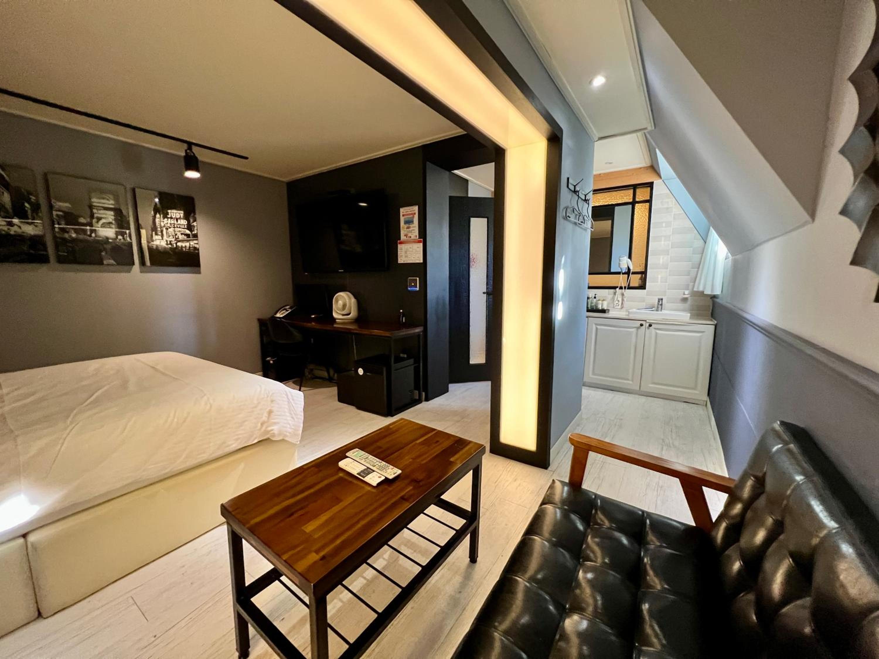 Large Double Room photo 1