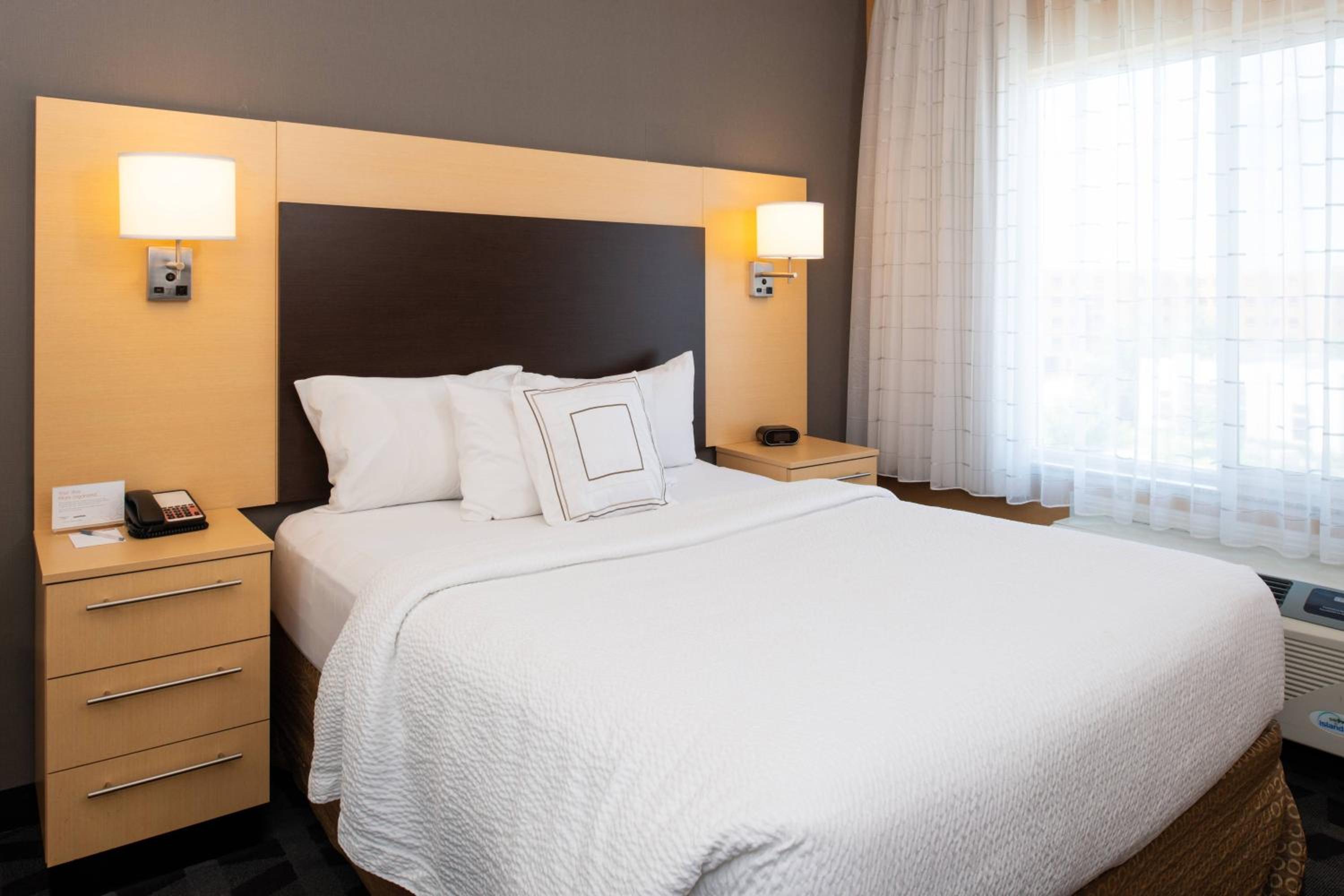 One-Bedroom Queen Suite with Sofa Bed and Adapted Tub - Mobility and Hearing Accessible