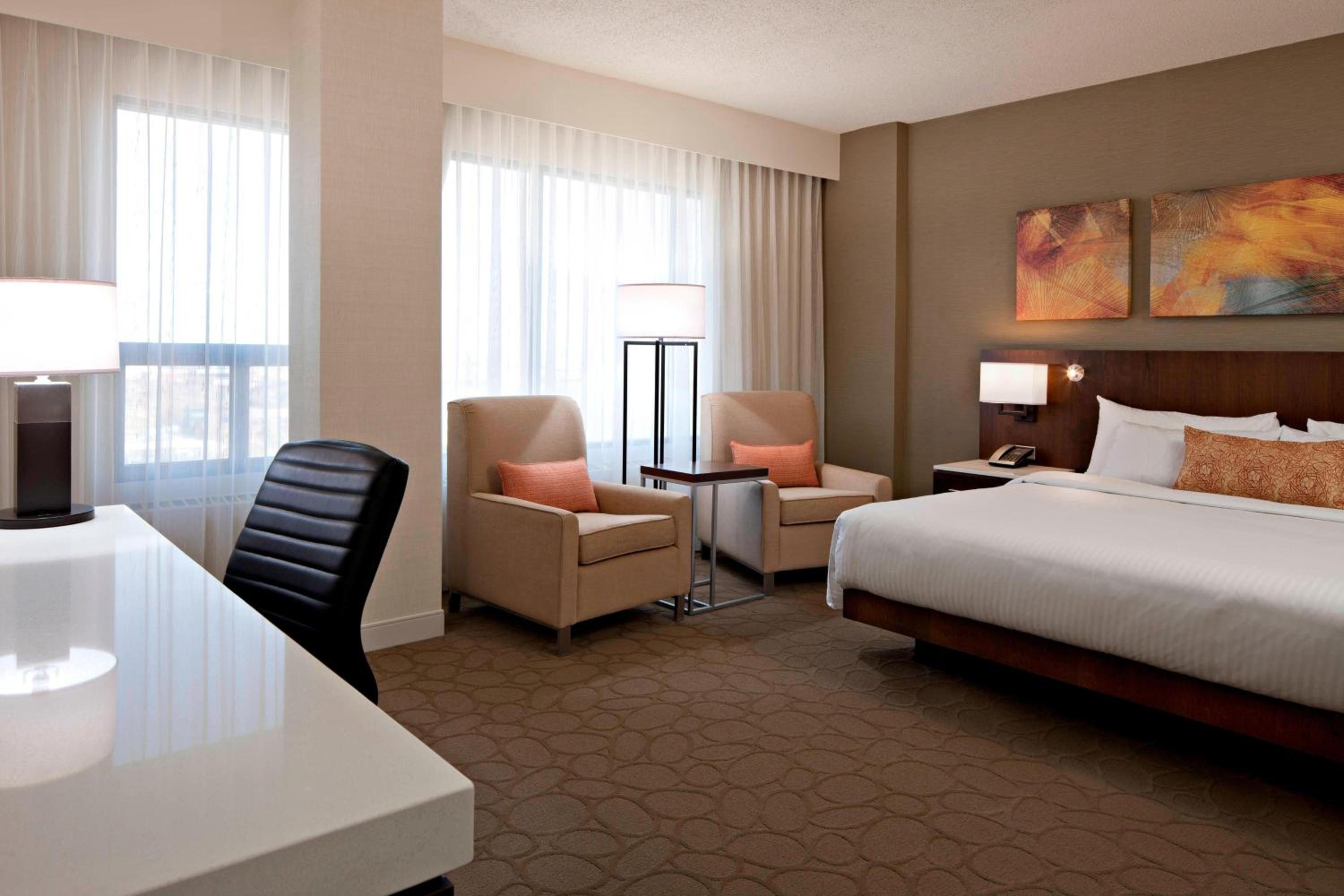 Deluxe, Larger Guest room, 1 King