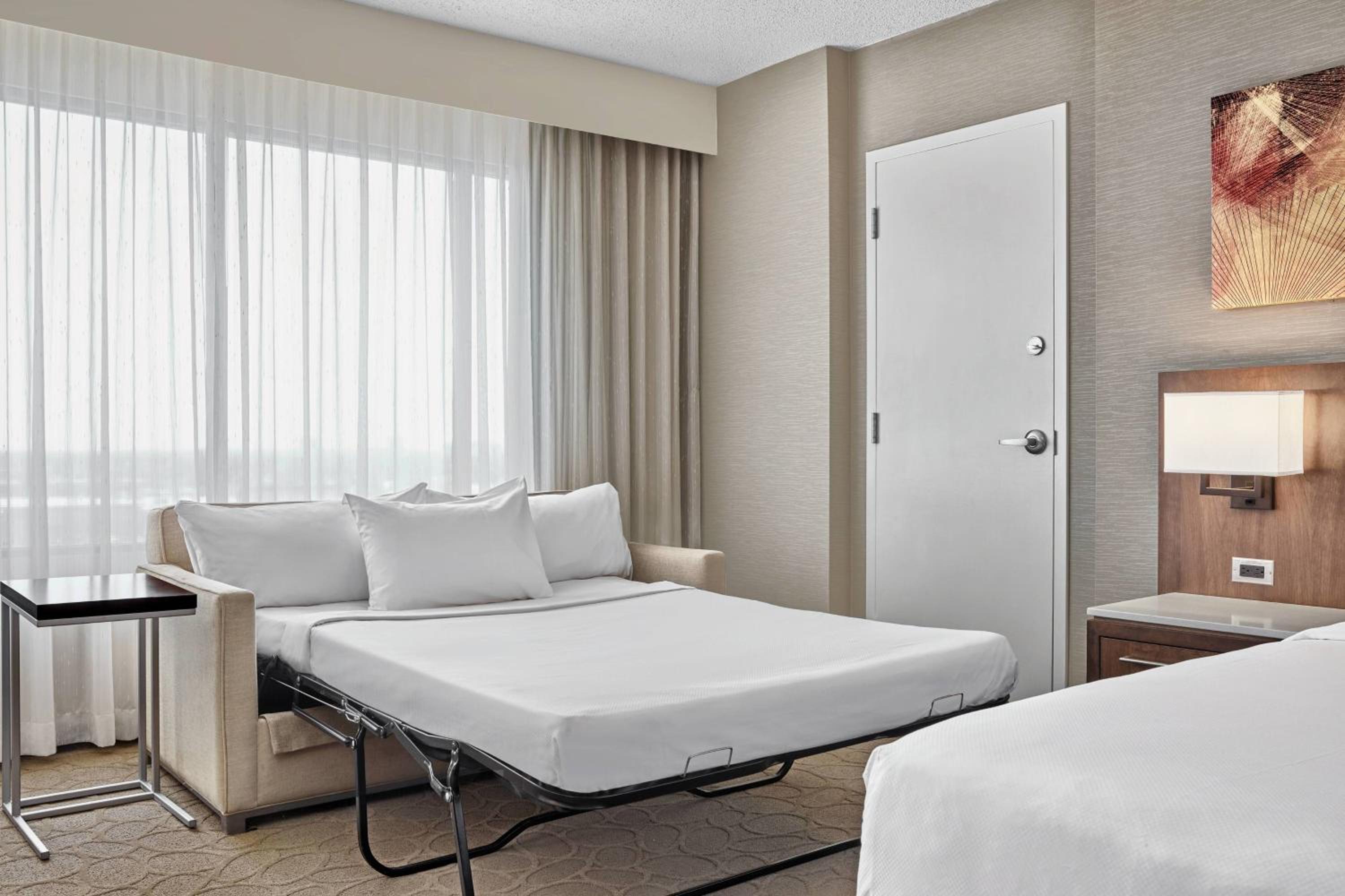 Deluxe, Larger Guest room, 1 King, Sofa bed thumbnail 6