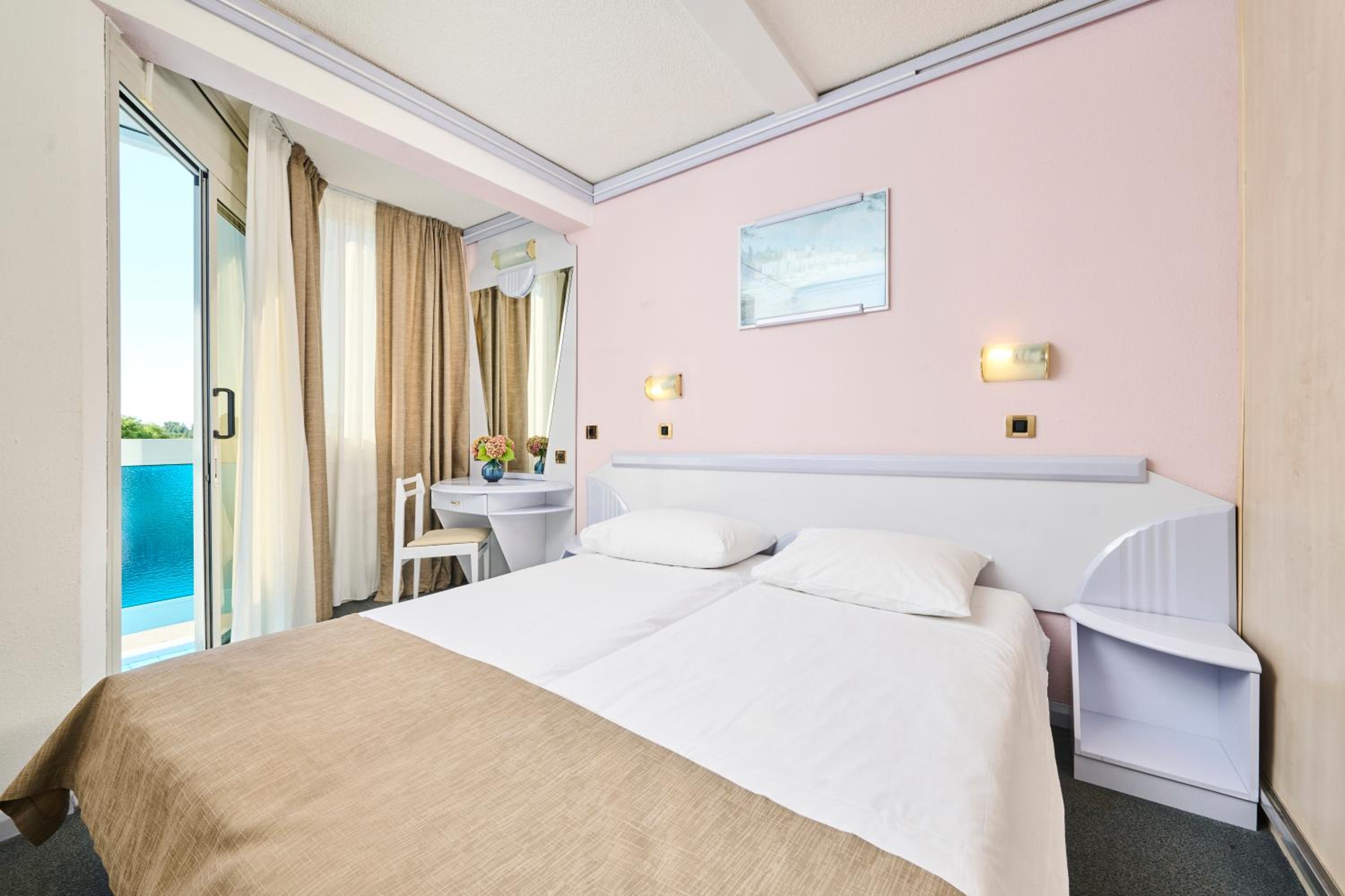 Classic Room with Balcony - Photo 3