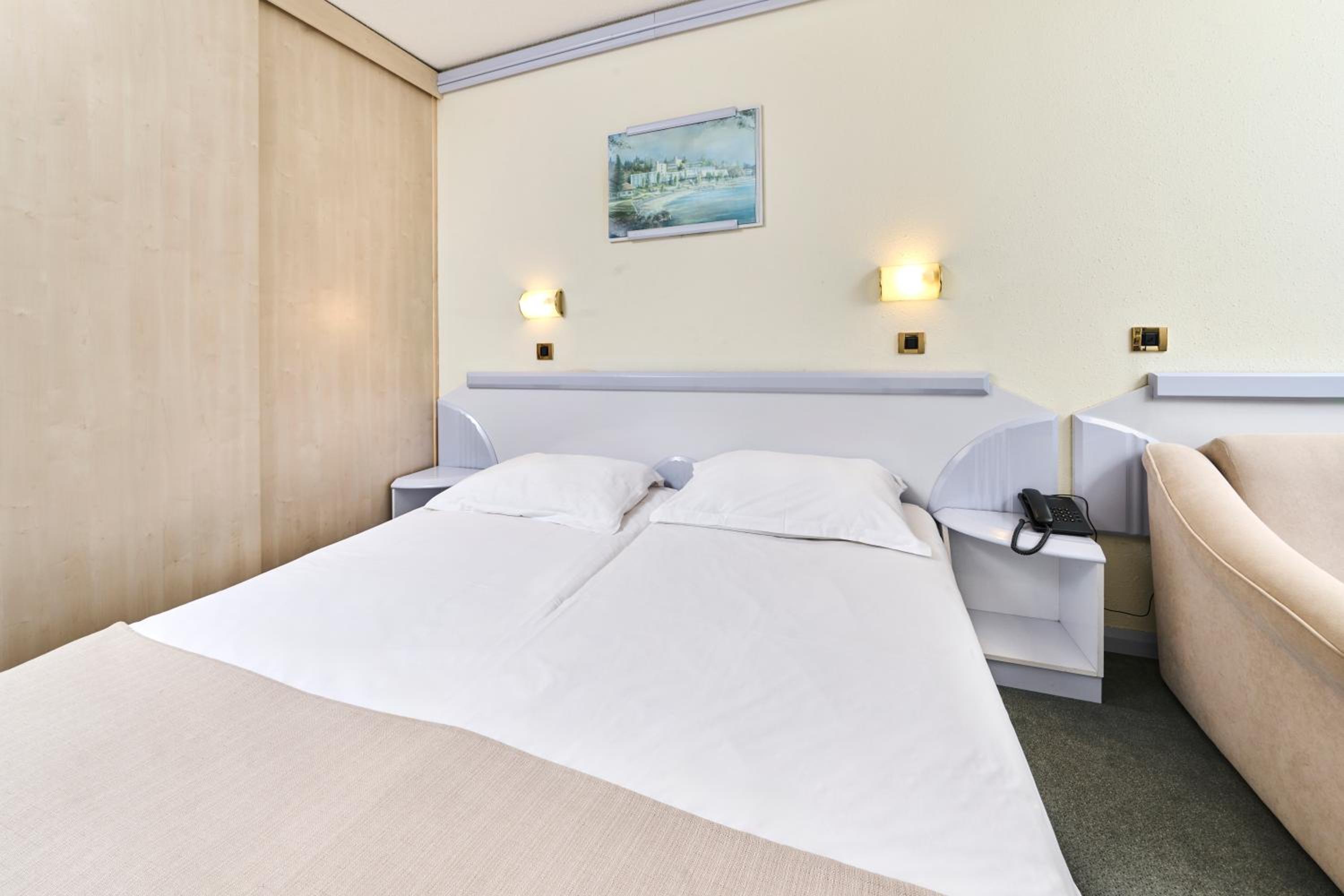 Classic Room with Extra Bed and Balcony - Photo 5