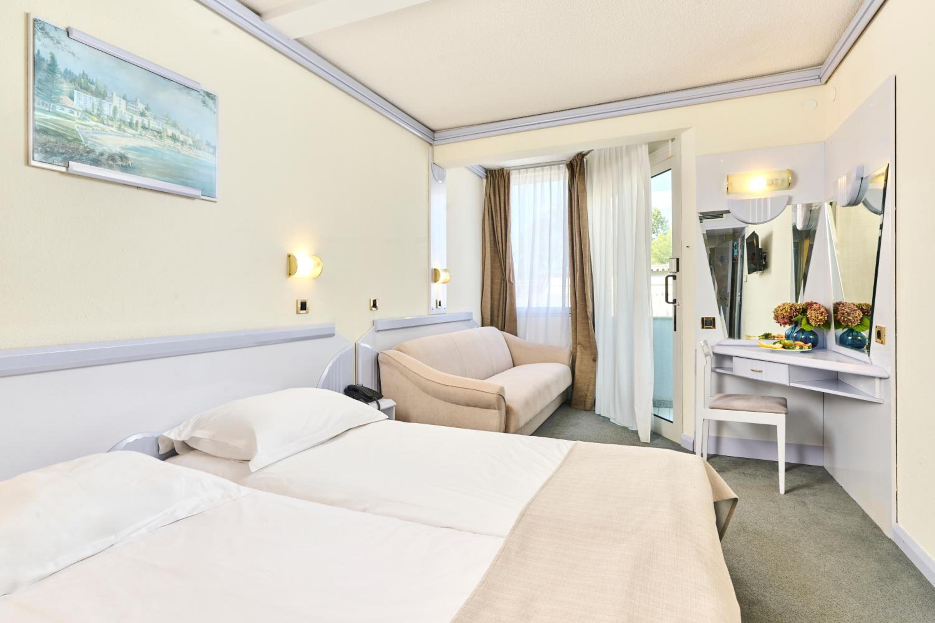 Classic Room with Extra Bed and Balcony - Photo 1