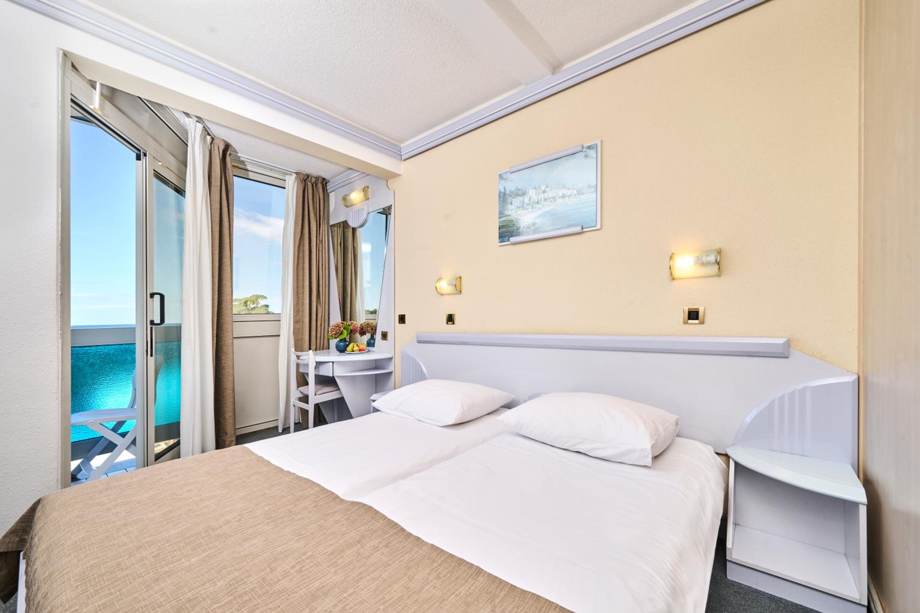 Classic Room with Balcony and Sea View - Photo 1