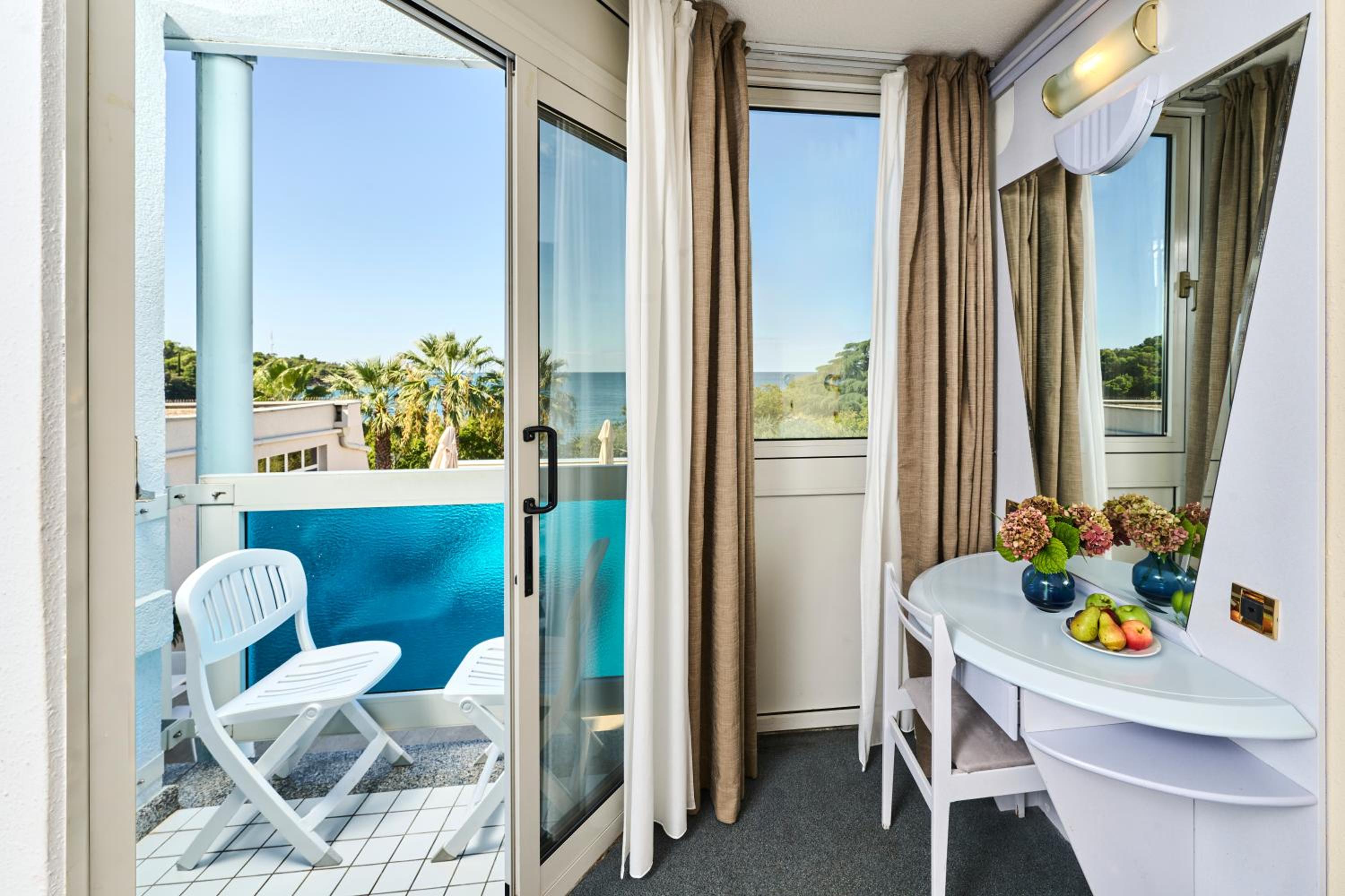 Classic Room with Balcony and Sea View - Photo 5
