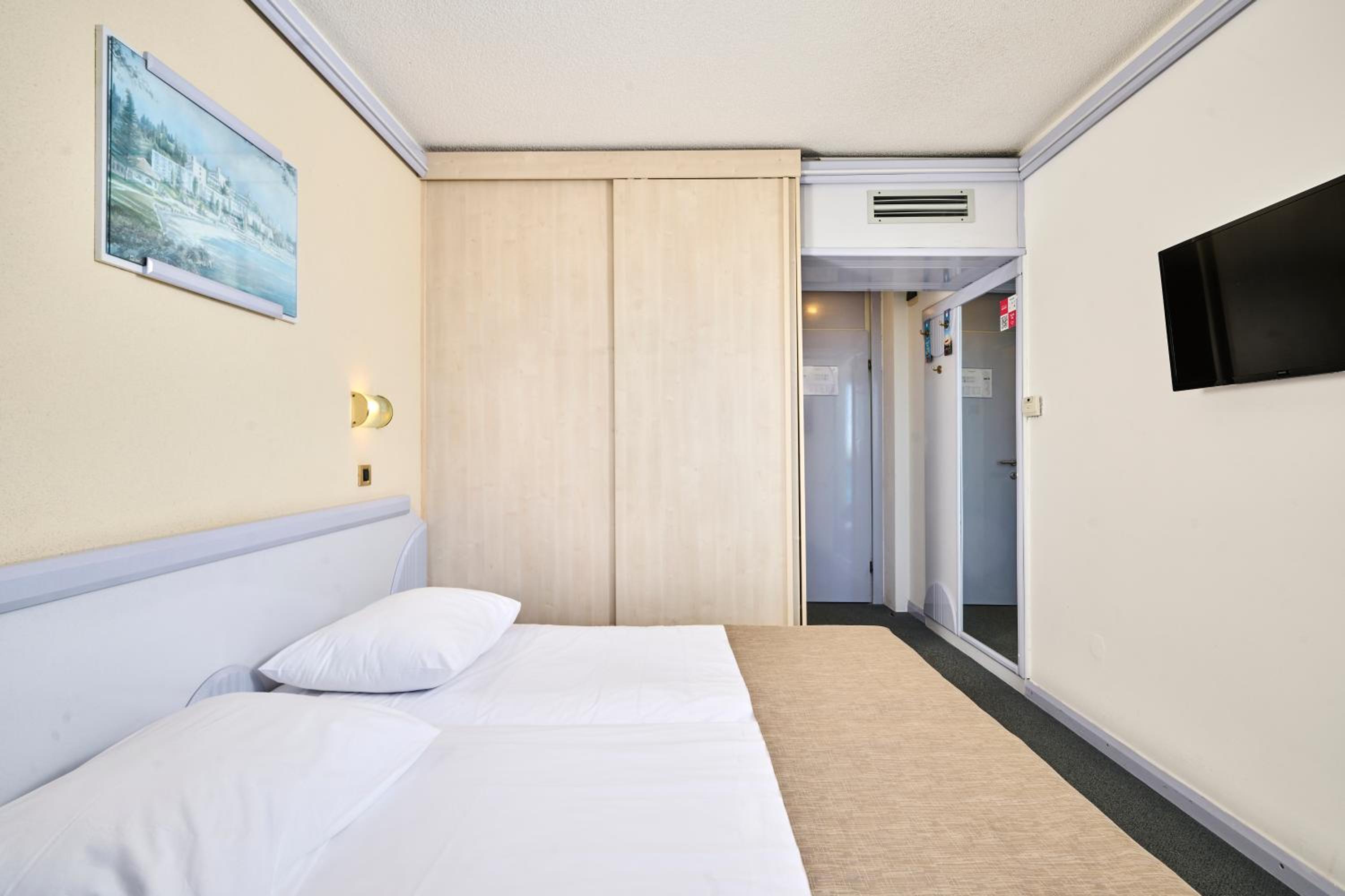Classic Room with Balcony and Sea View - Photo 2