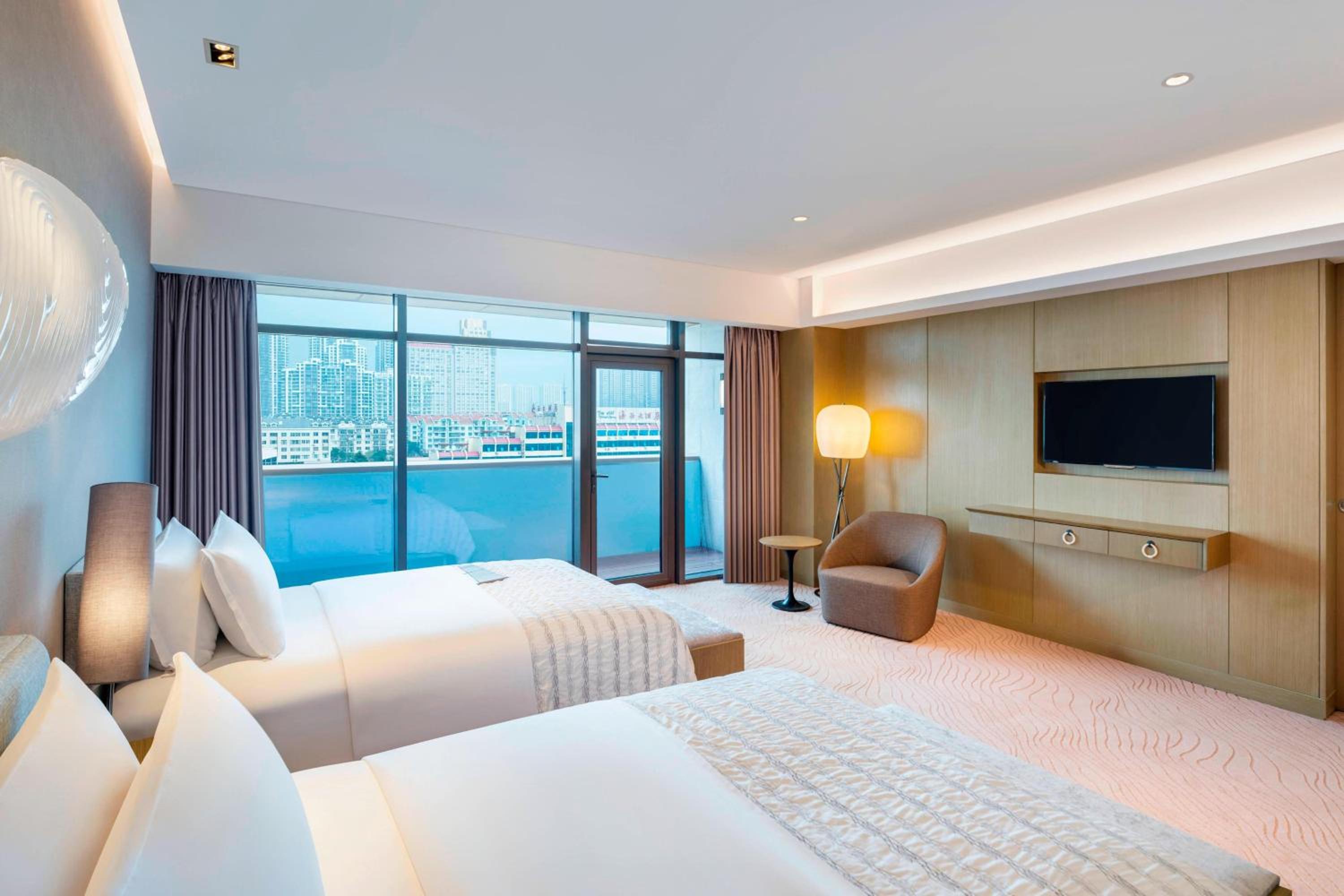 Family Suite, 1 Bedroom Suite, 3 Doubles, City view, Balcony photo 2