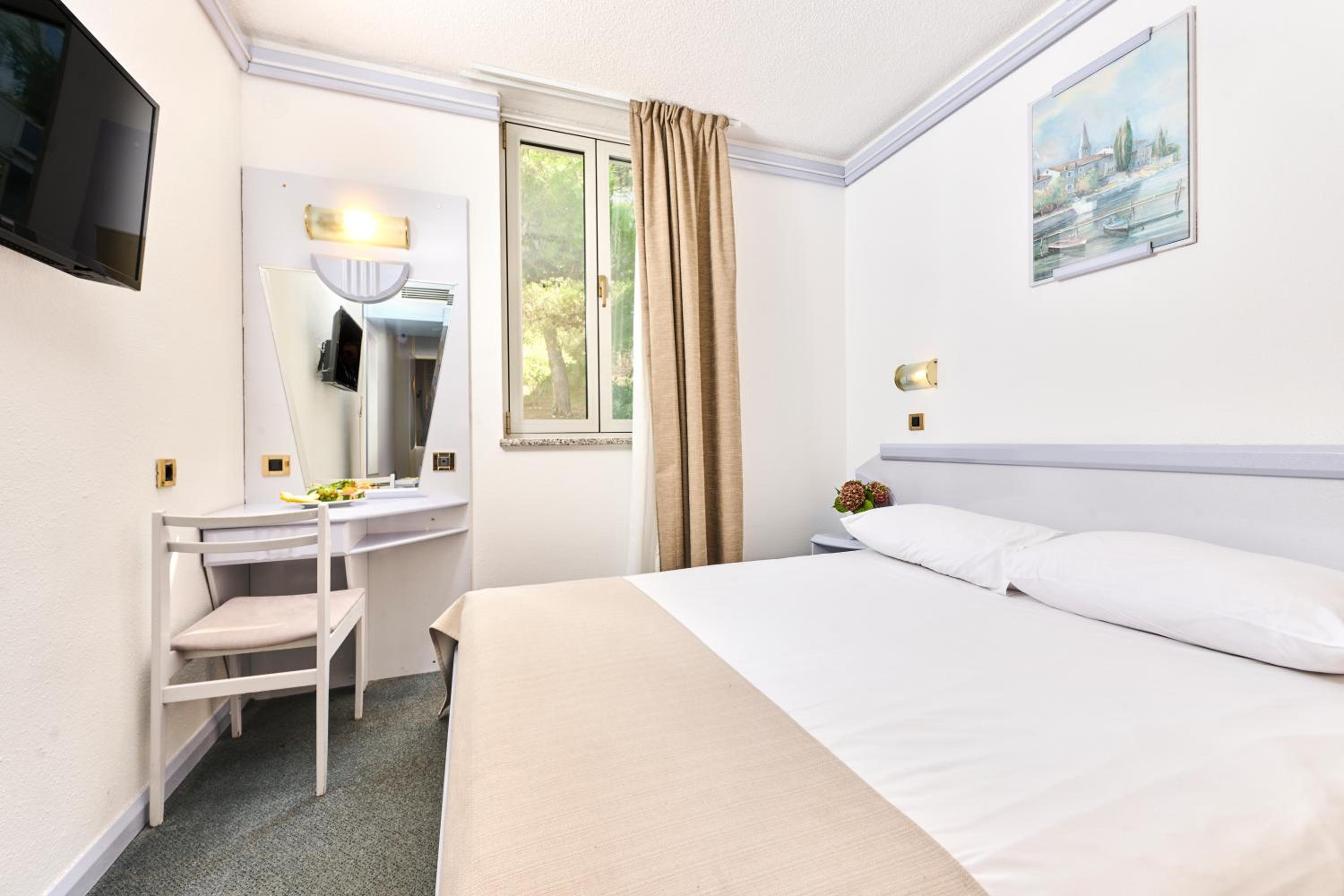 Economy Single Room with French Bed - Park Side - Photo 1
