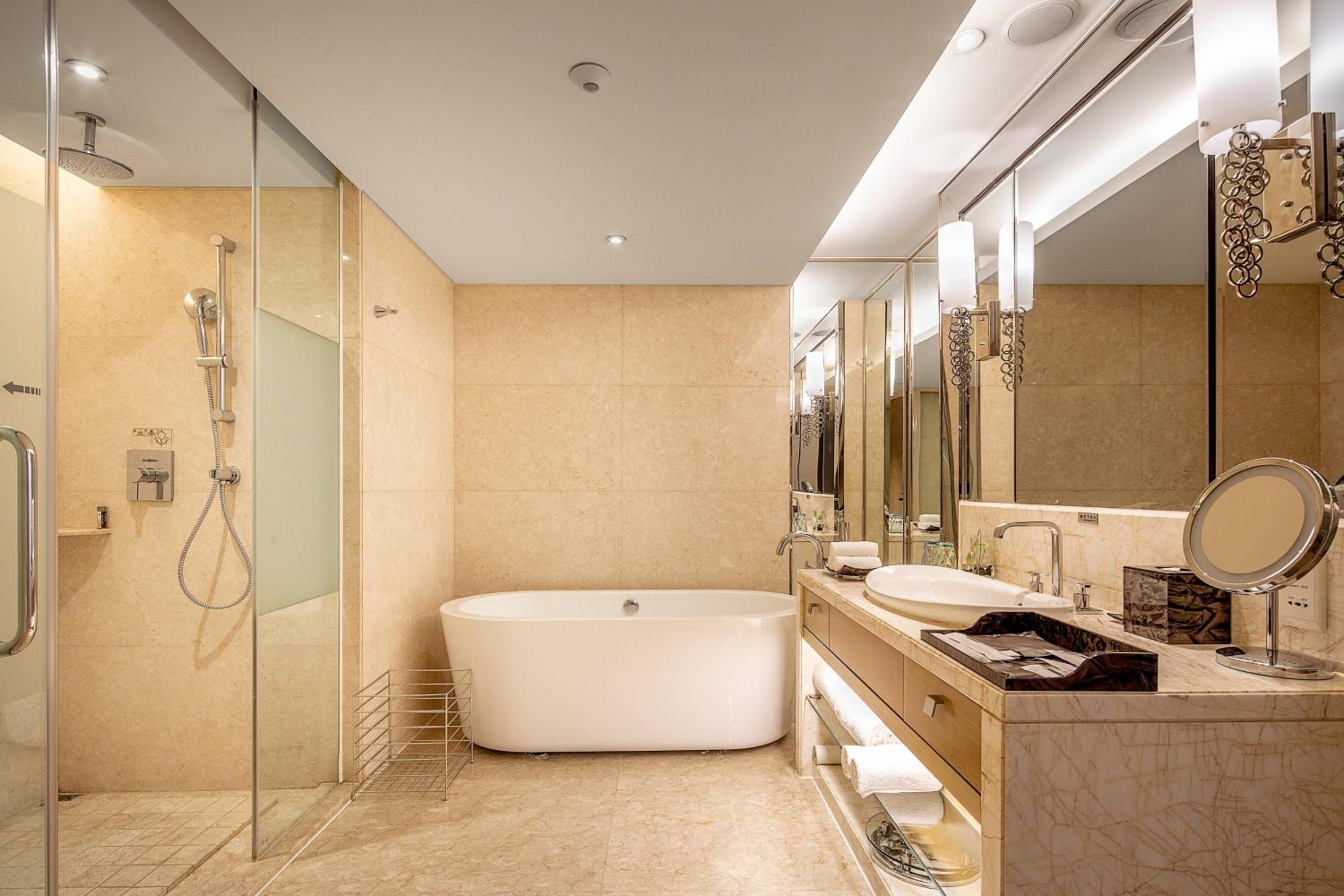 King Suite - High Floor/Club Lounge Access photo 3