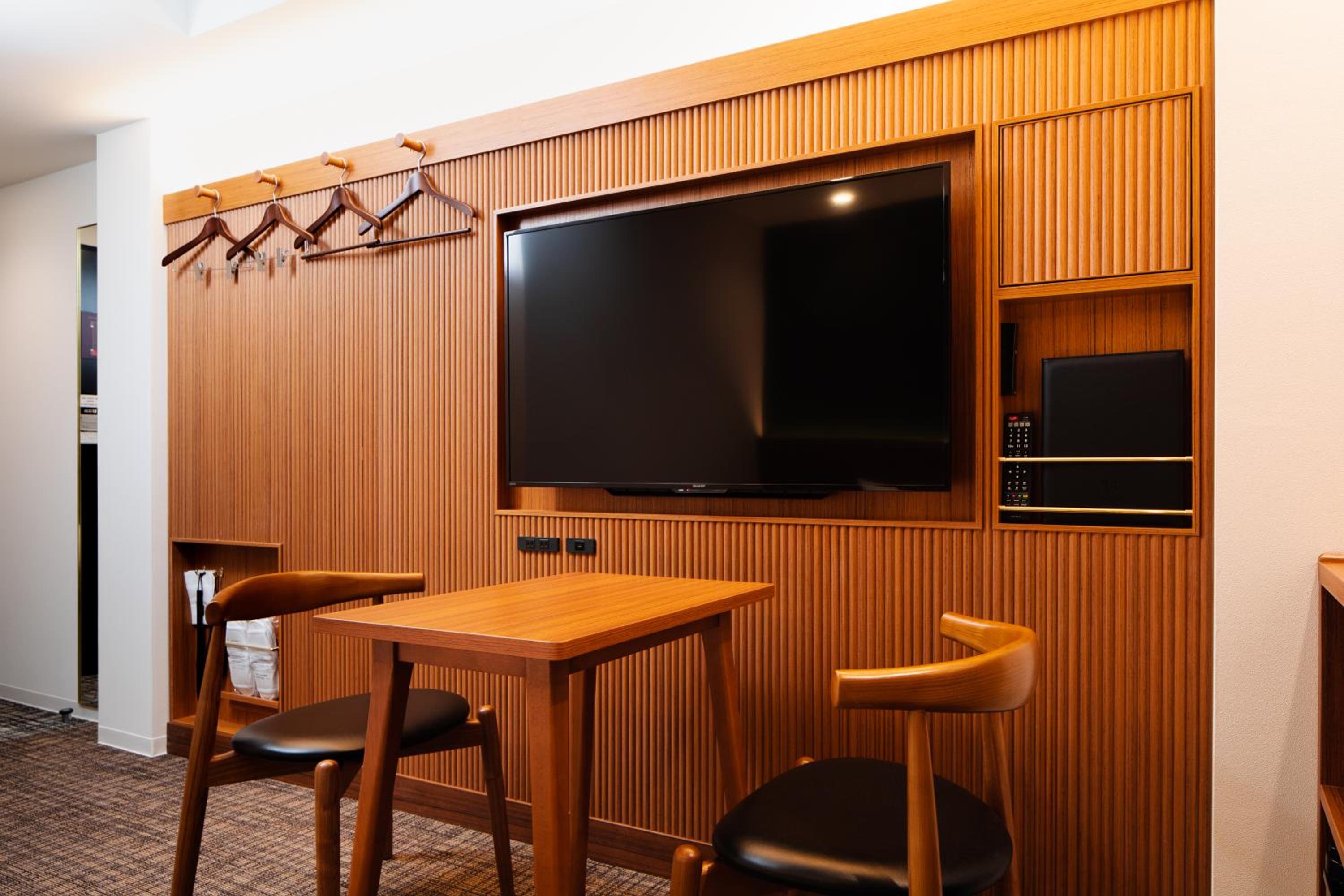 King Room (2 adult) - Non-Smoking - Photo 3