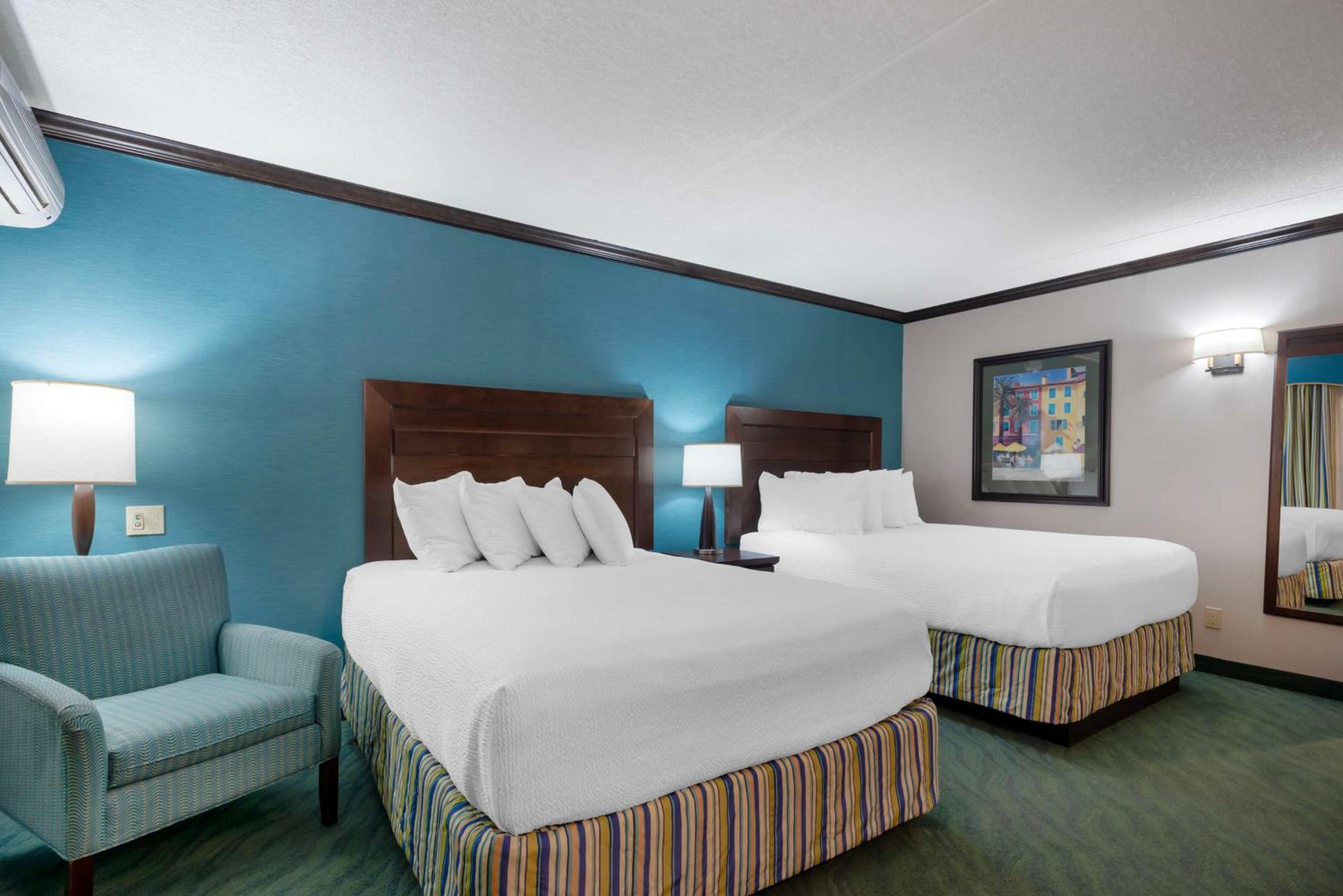 Queen Room with Two Queen Beds - Pool View - Photo 2