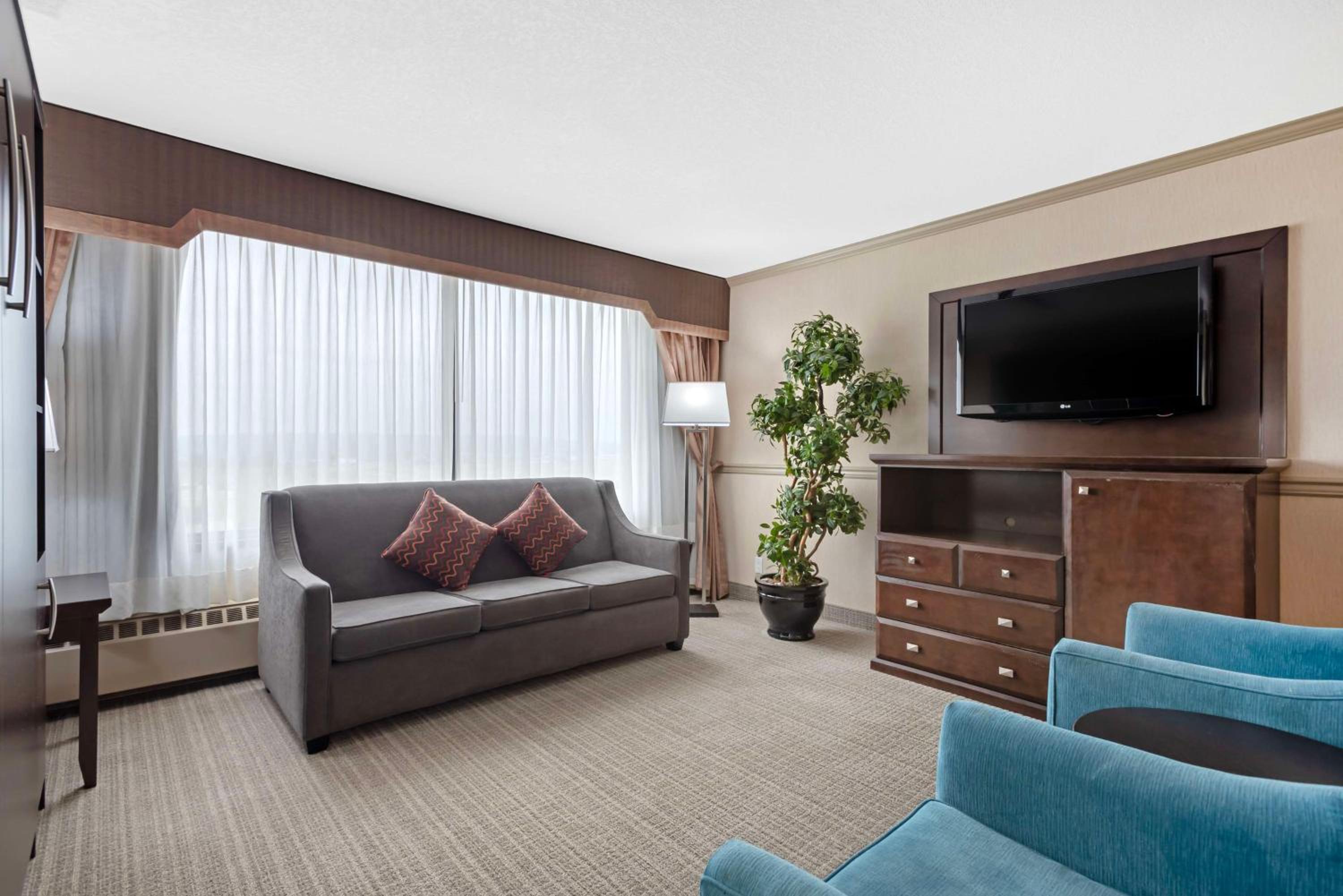 King Suite with Spa Bath - Non-Smoking - Photo 1
