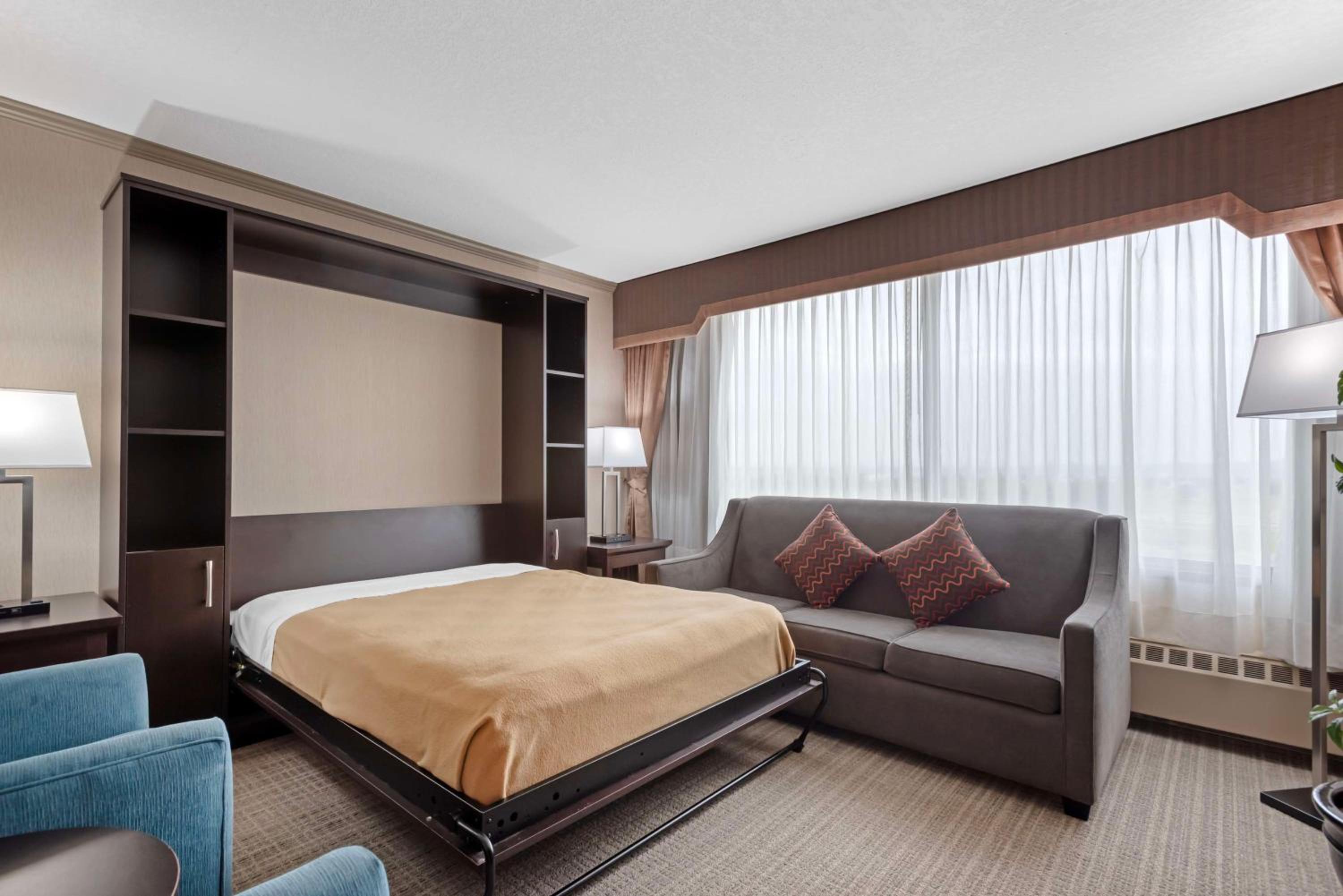 King Suite with Spa Bath - Non-Smoking - Photo 5