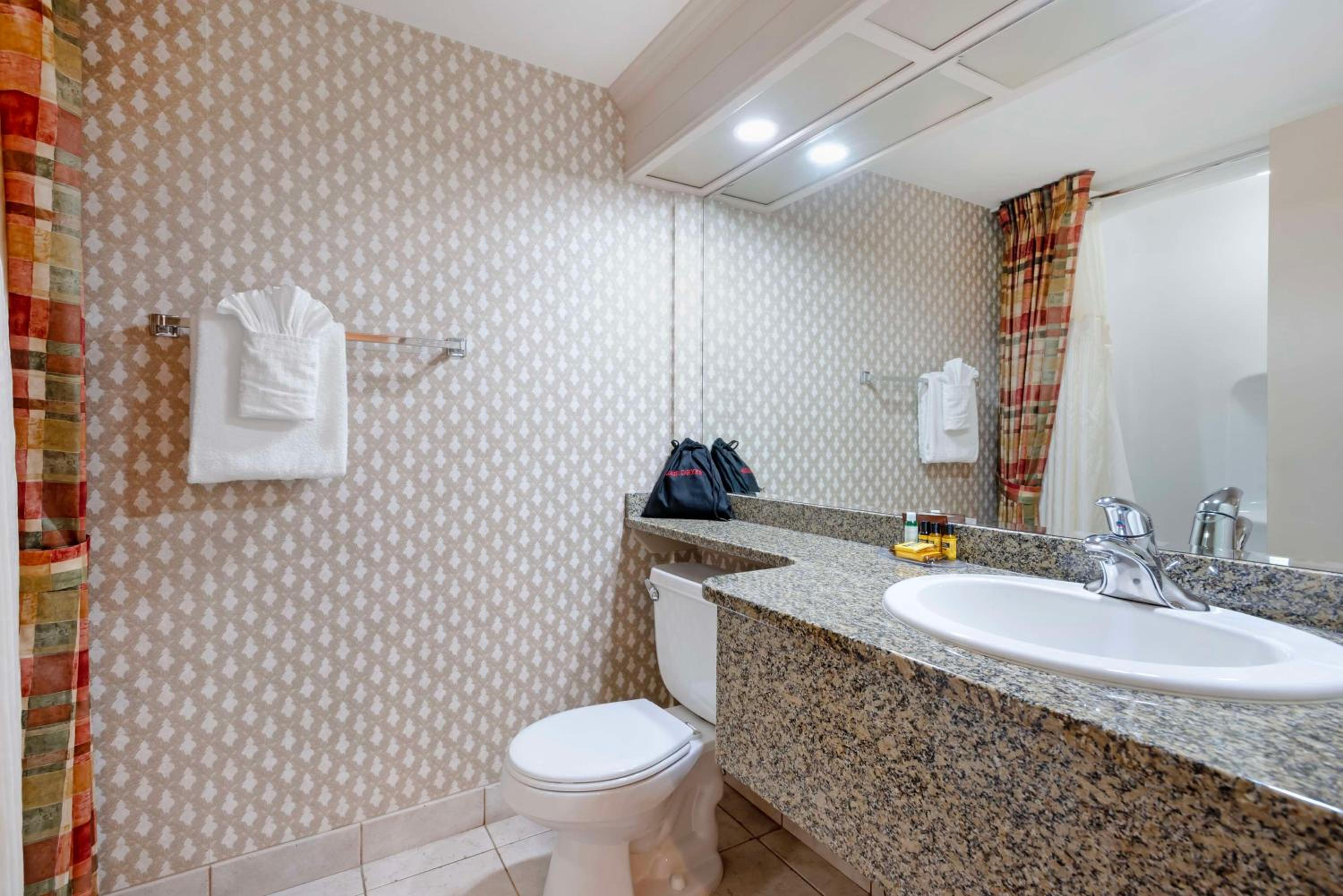 Queen Room with Two Queen Beds - Pool View - Photo 4