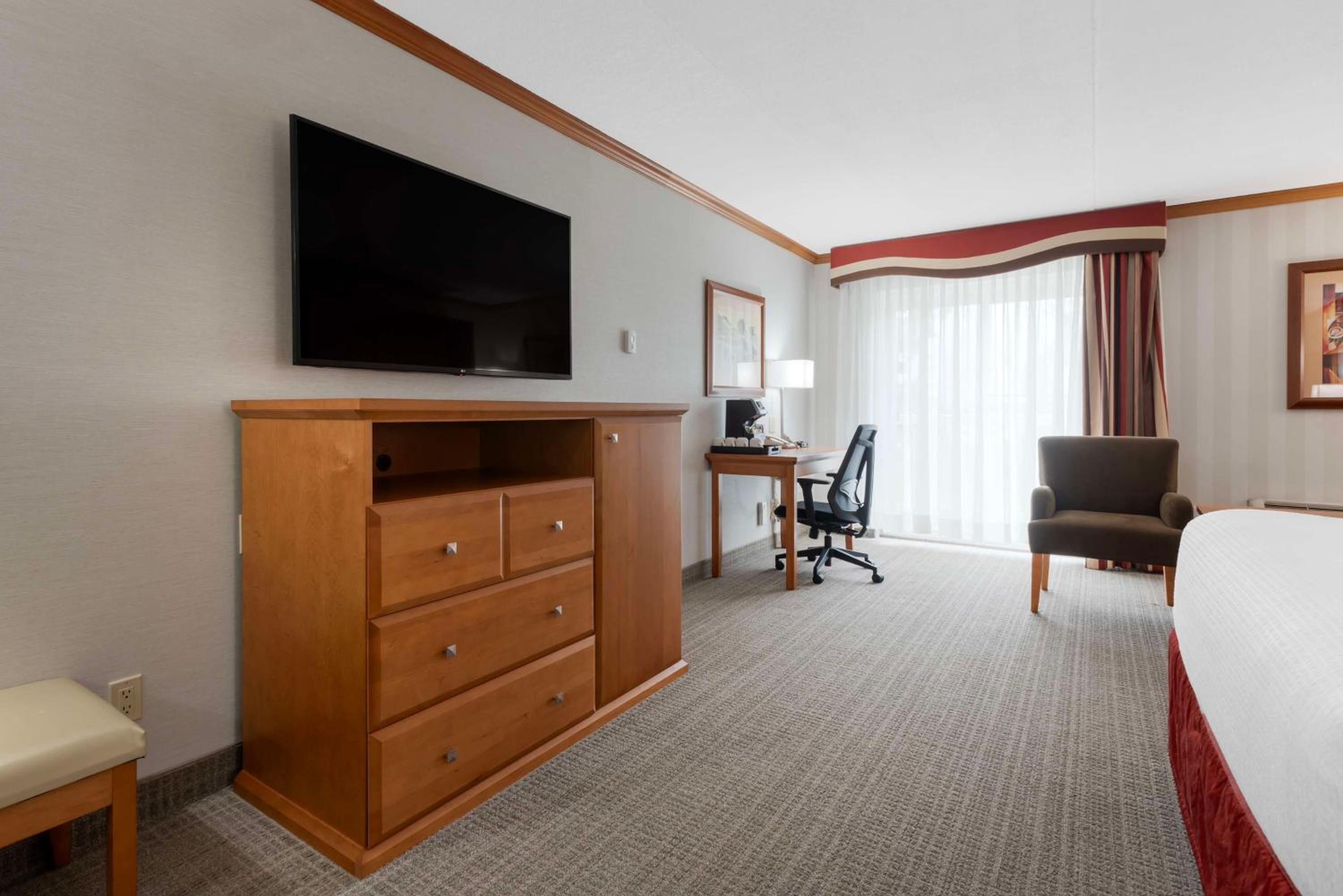Queen Room with Two Queen Beds - Non-Smoking - Photo 2