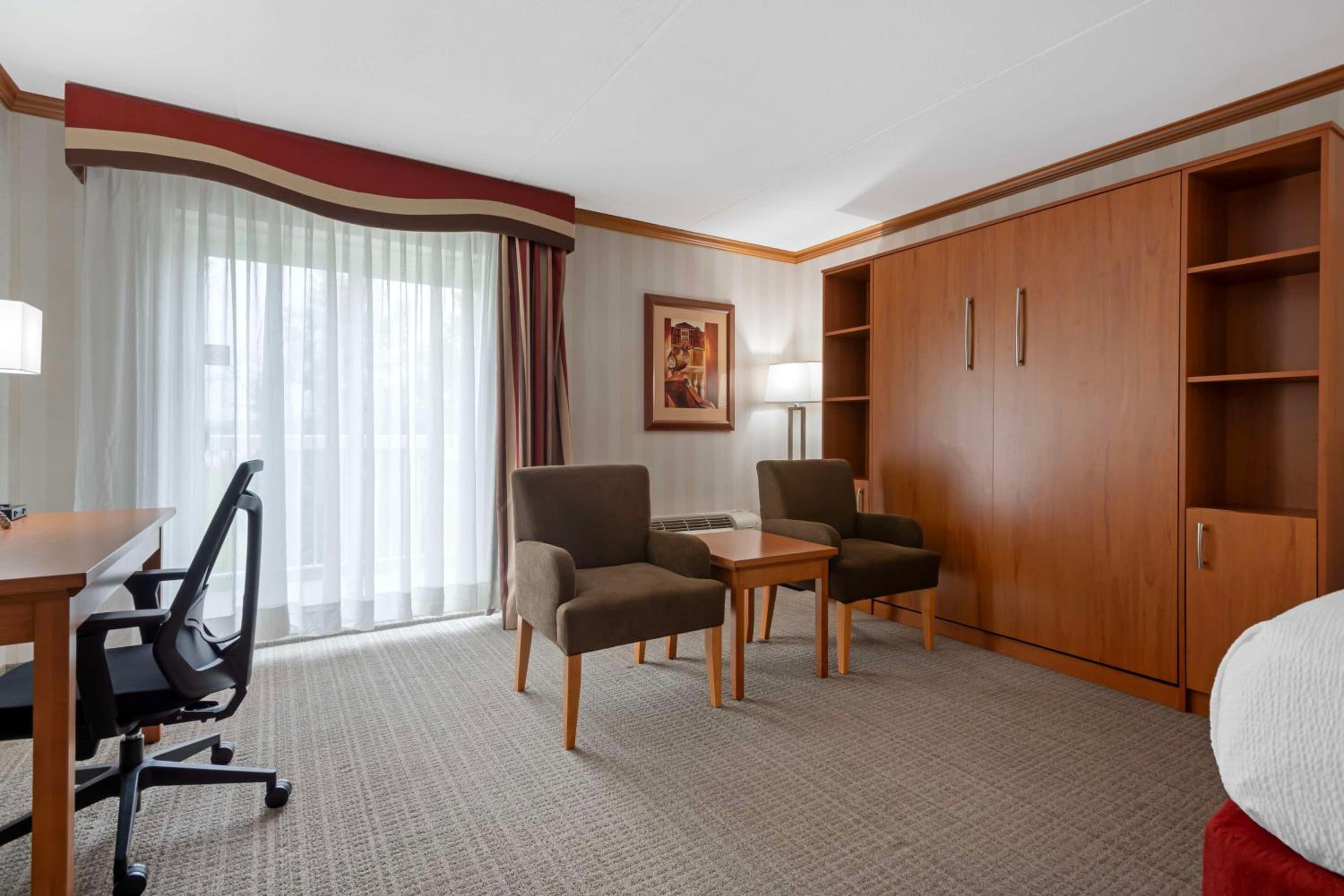 Queen Room with Two Queen Beds - Non-Smoking - Photo 3