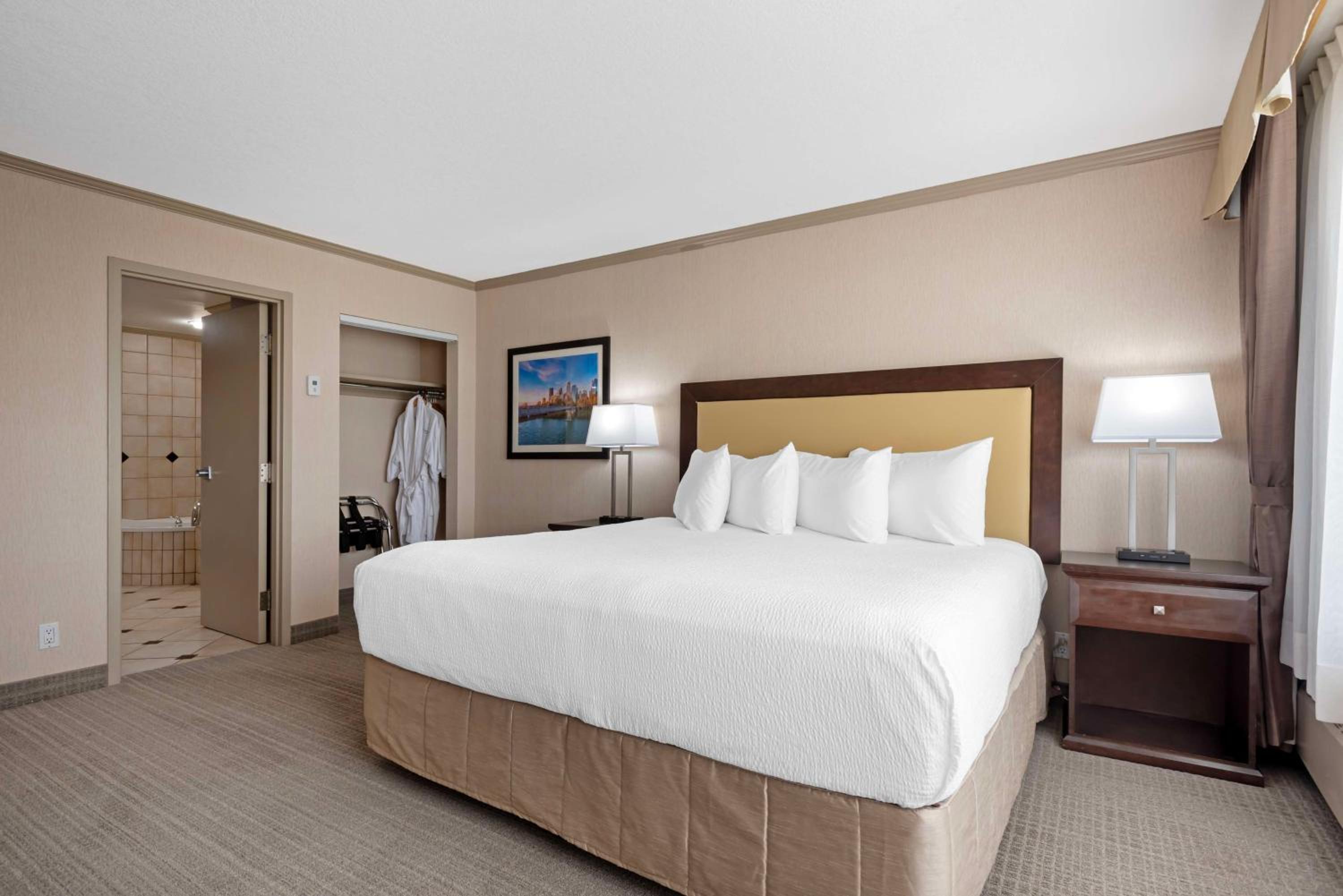 King Suite with Spa Bath - Non-Smoking - Photo 3