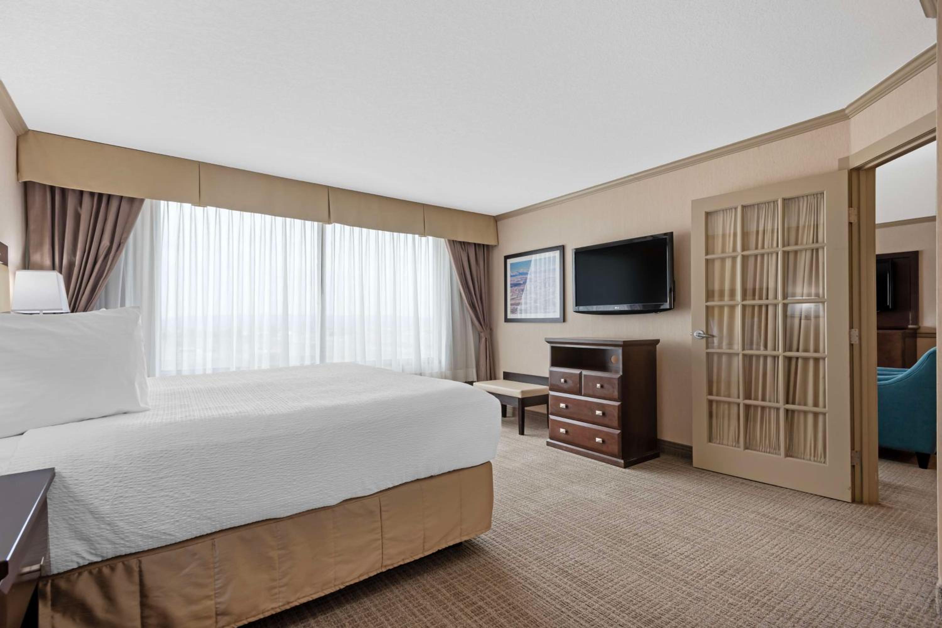 King Suite with Spa Bath - Non-Smoking - Photo 4