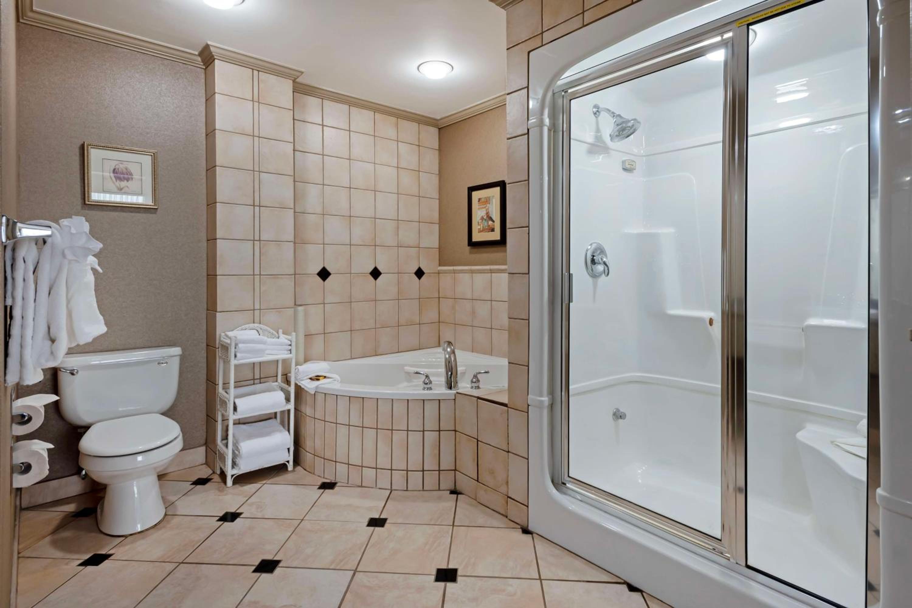 King Suite with Spa Bath - Non-Smoking - Photo 6