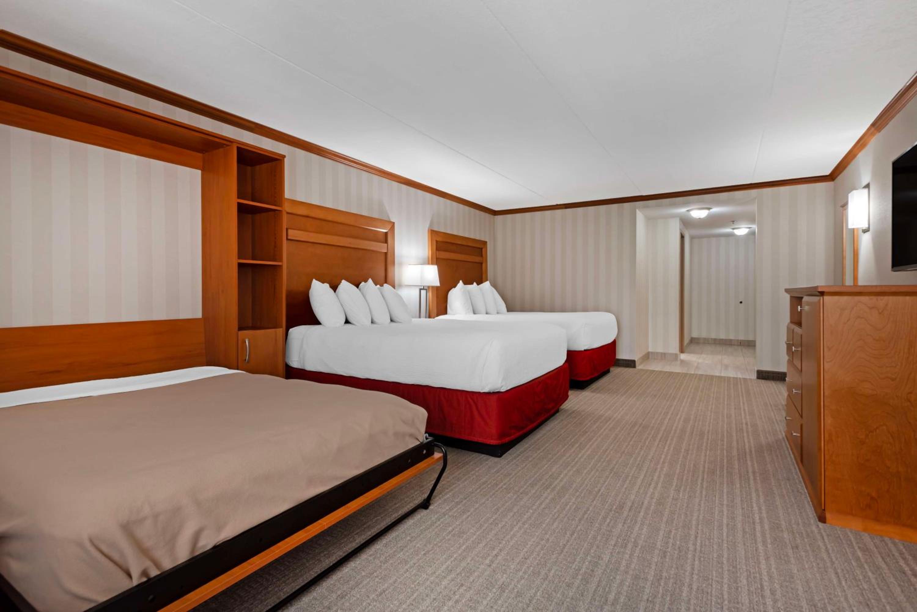 Queen Room with Two Queen Beds - Non-Smoking - Photo 4