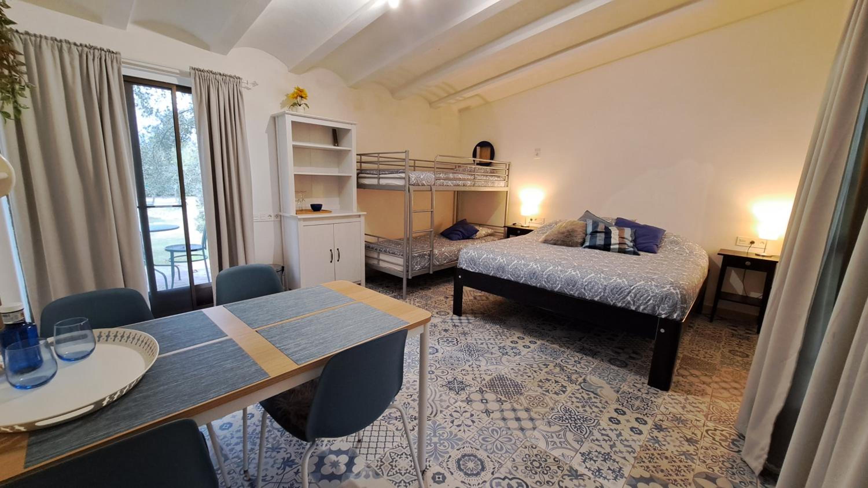 Habitación familiar grande en el jardín