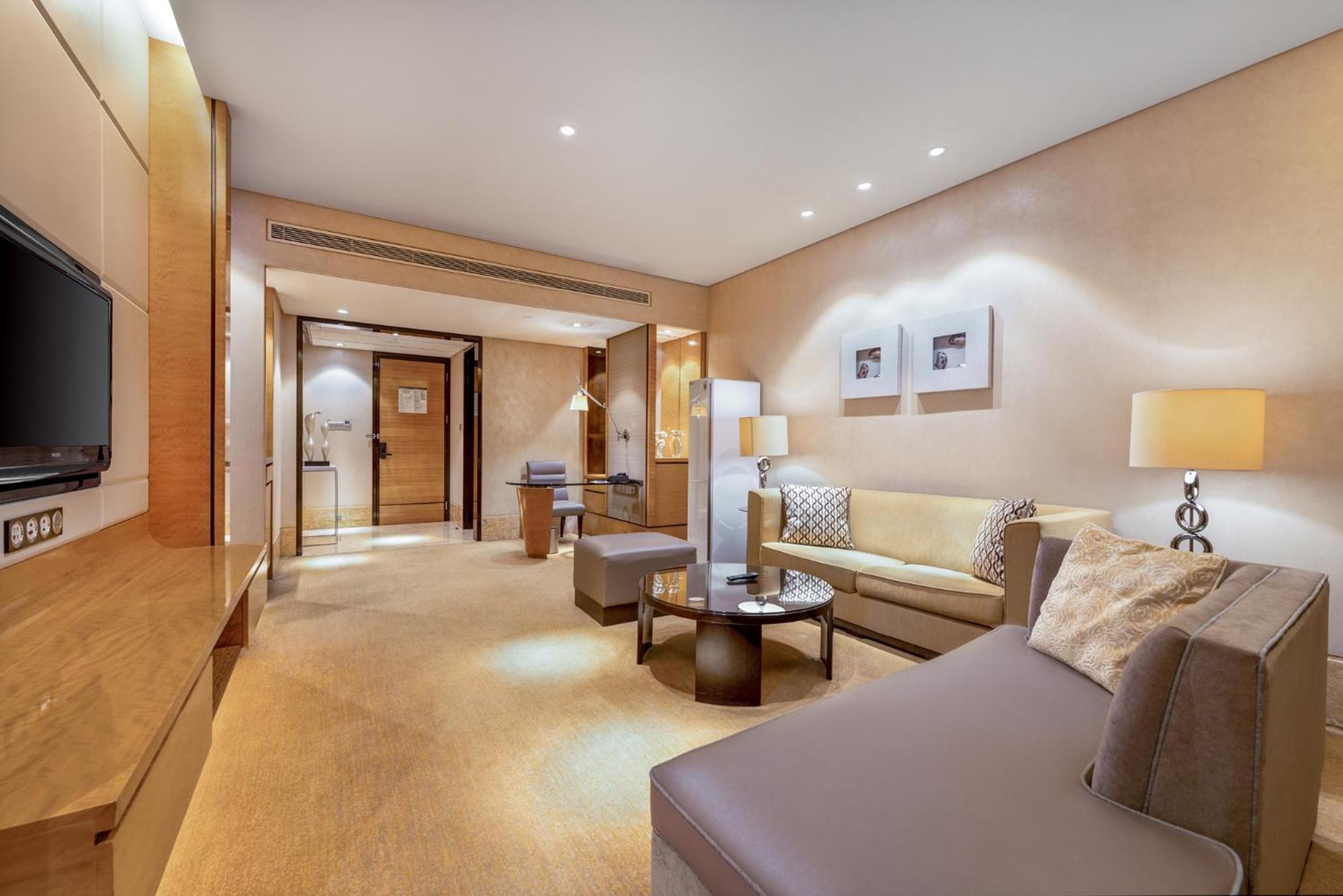 Club level, 1 Bedroom Executive Suite, 1 King, Sofa bed