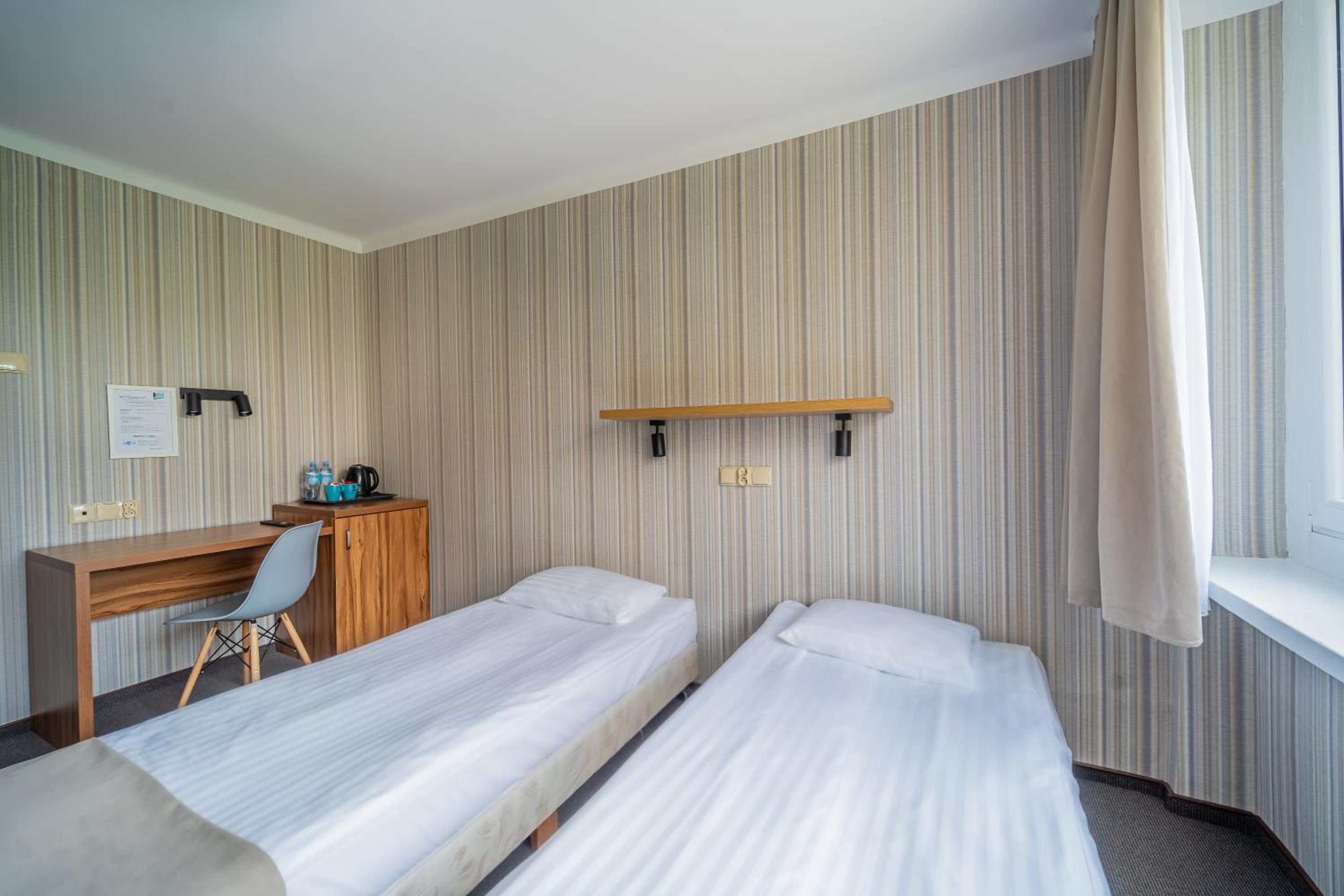 Standard Twin Room - Photo 14