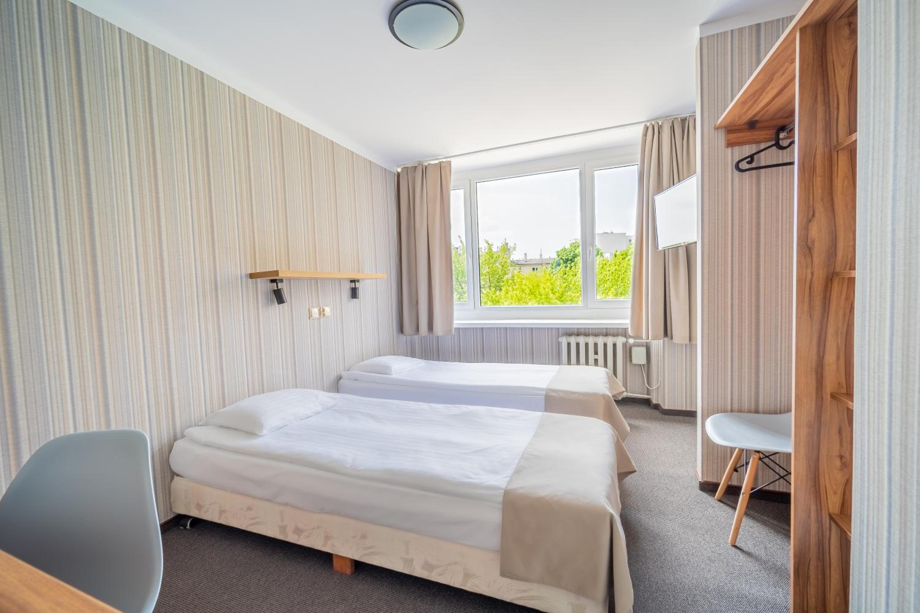 Standard Twin Room - Photo 15
