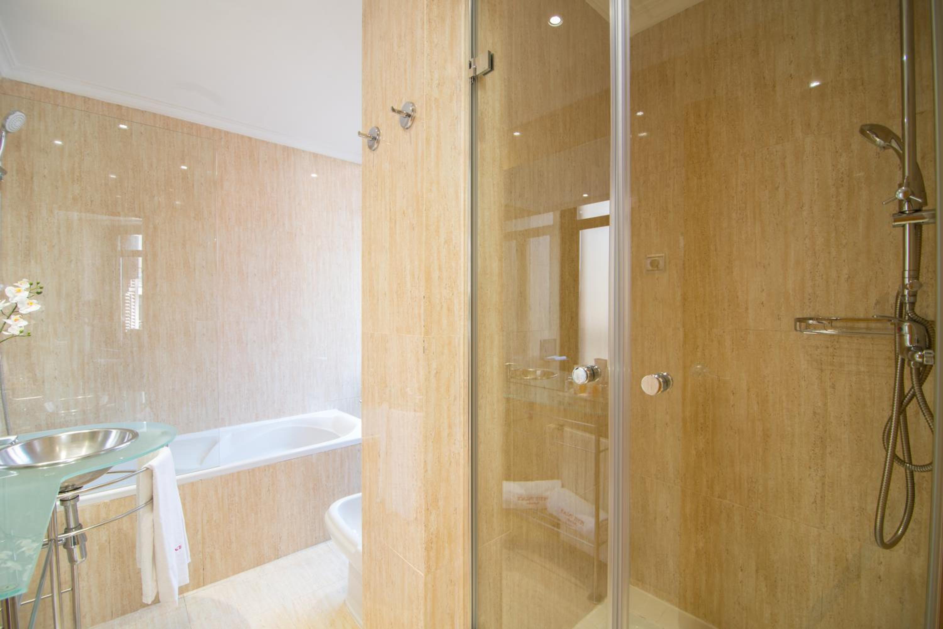 Deluxe King Room with City View - Photo 2