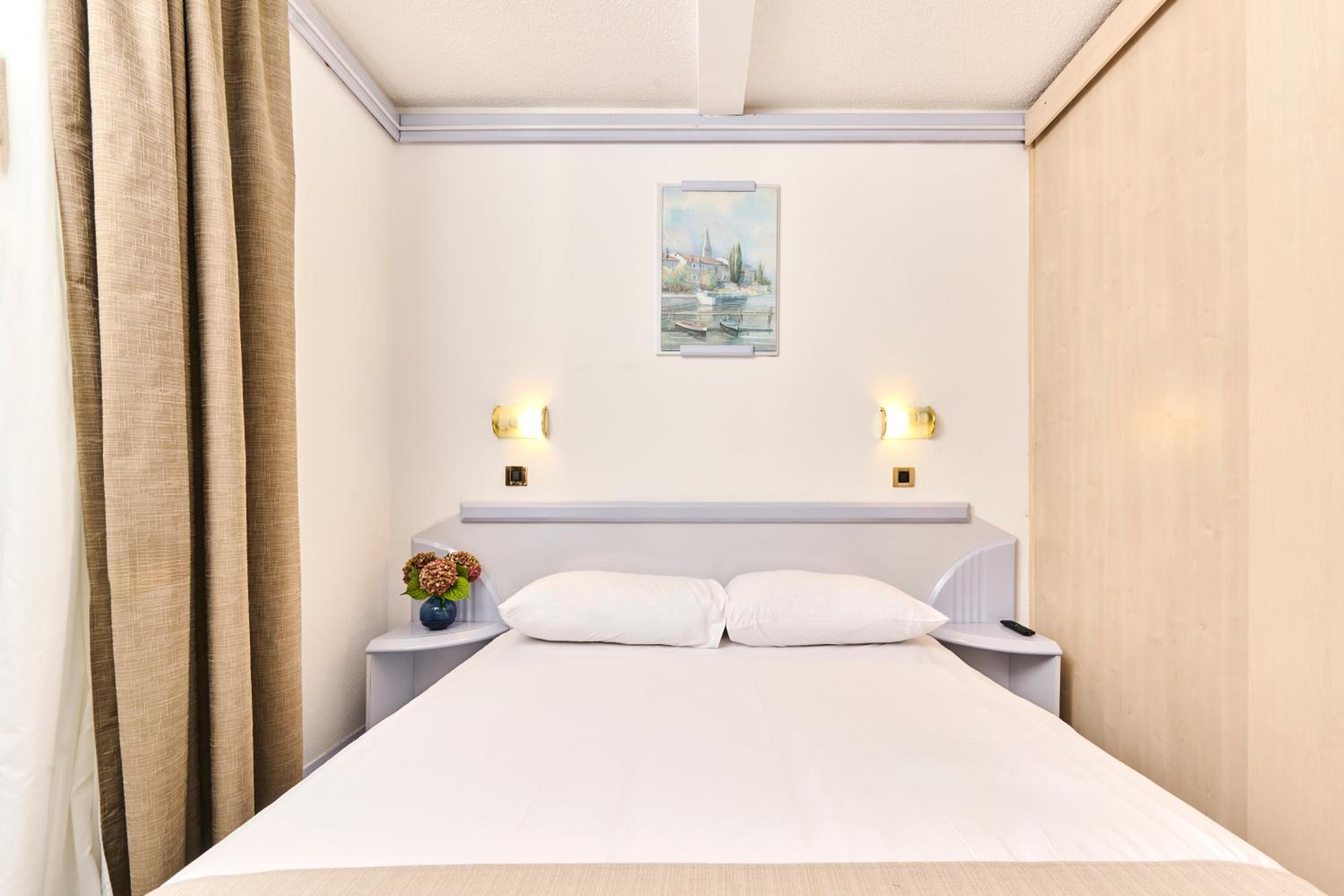 Economy Single Room with French Bed - Park Side - Photo 3