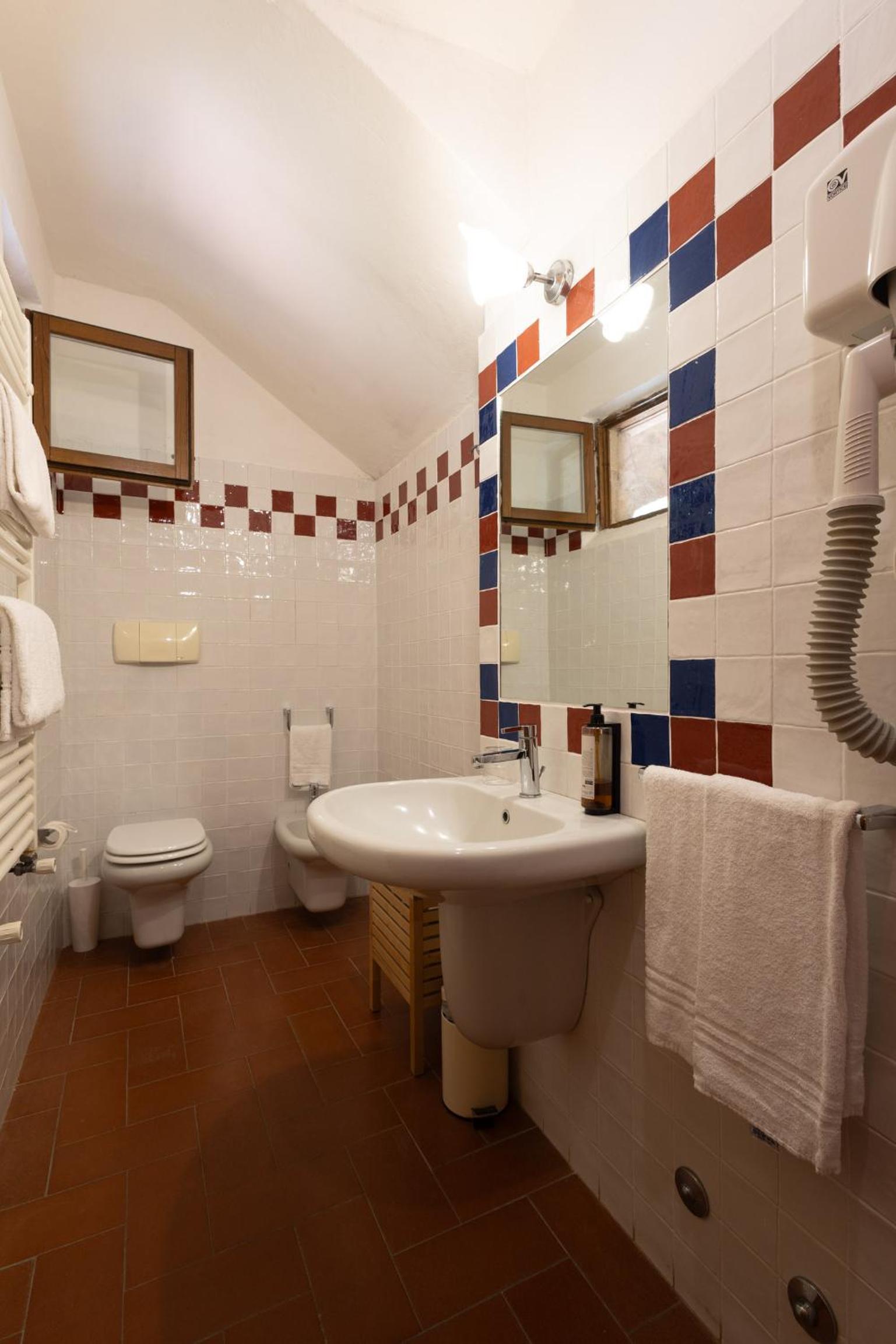 Economy Double Room - Photo 9