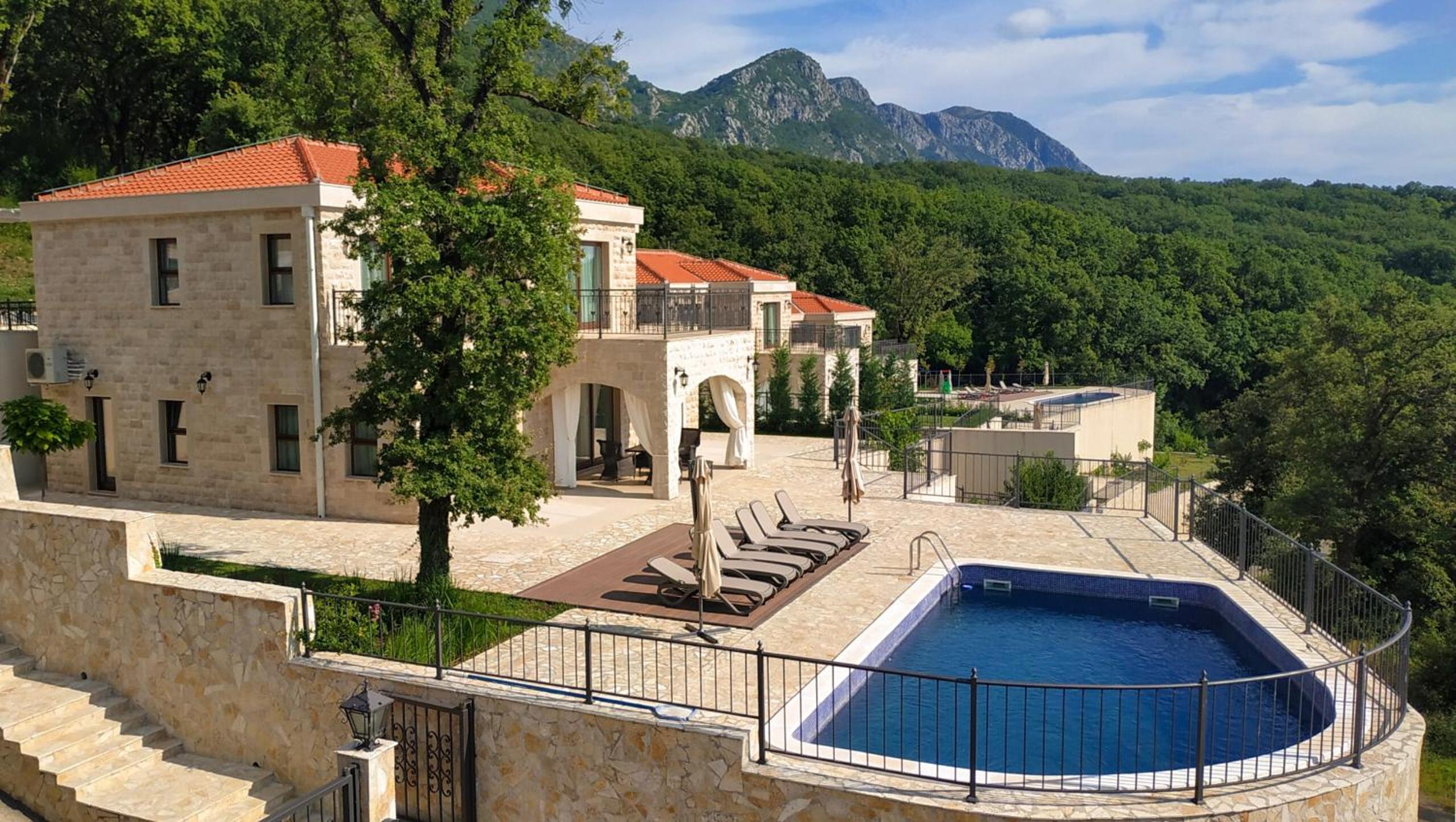 Villa with Private Pool - Photo 14