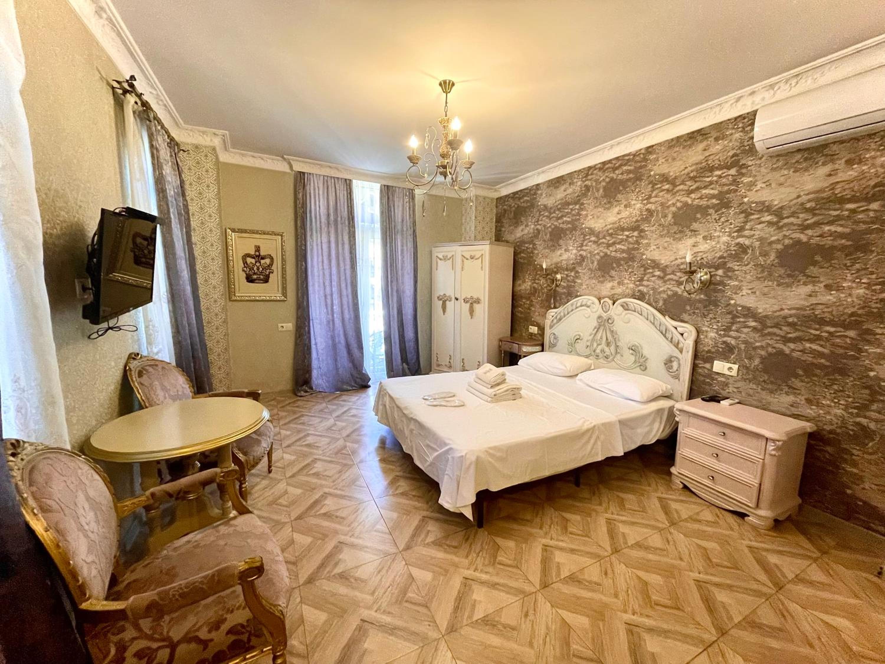King Room with Balcony - Photo 1