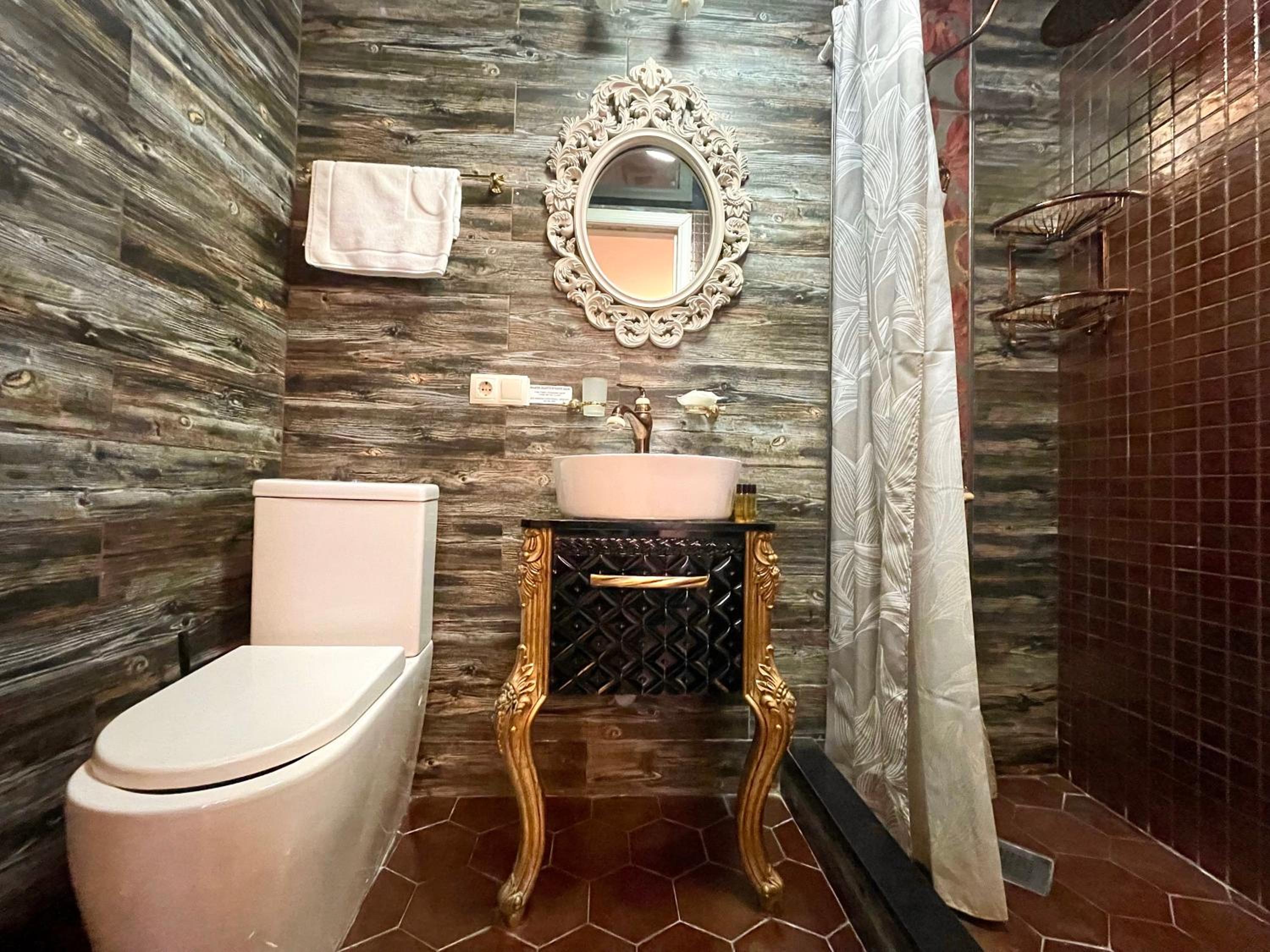 King Room with Balcony - Photo 4