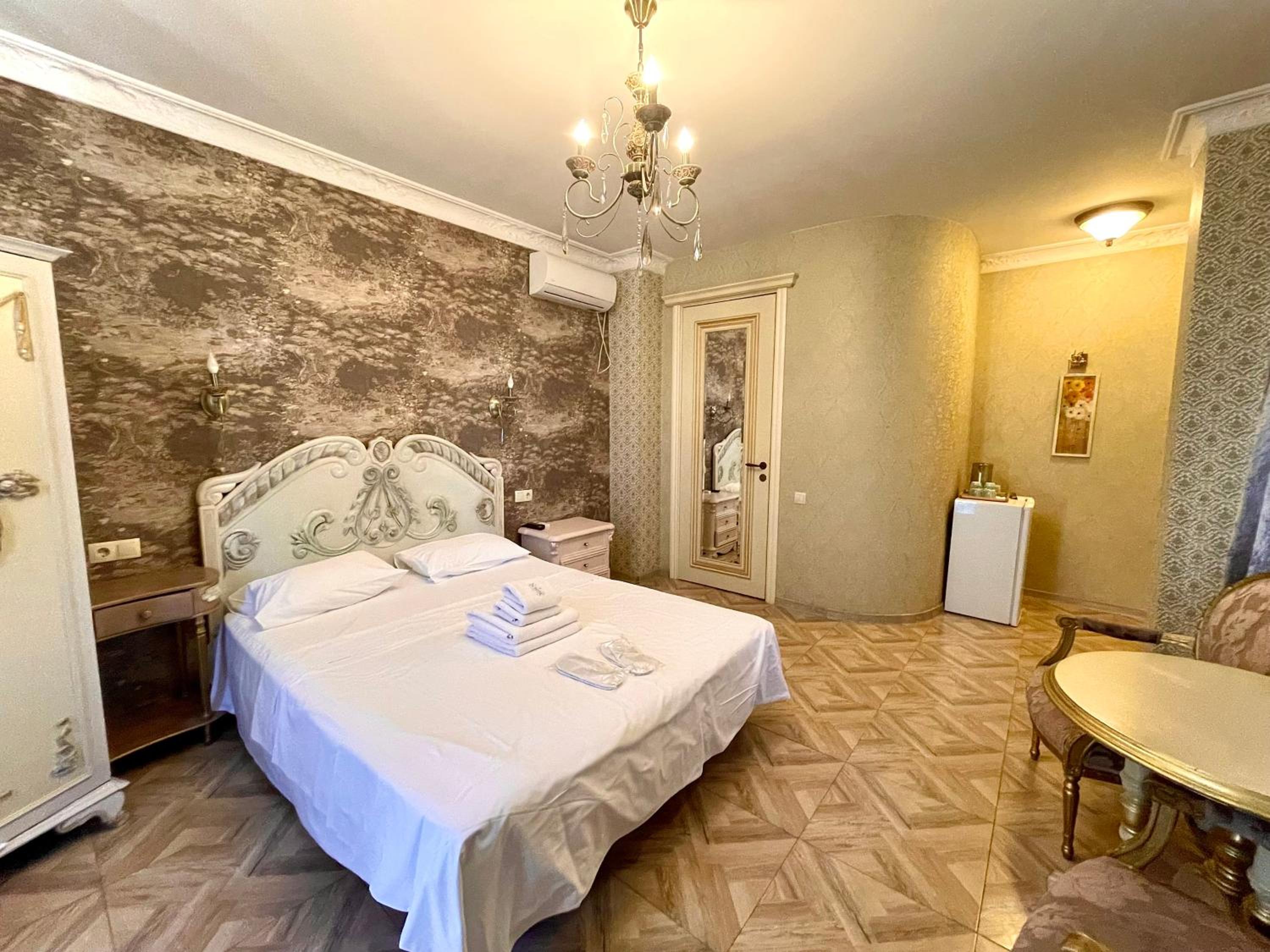King Room with Balcony - Photo 2