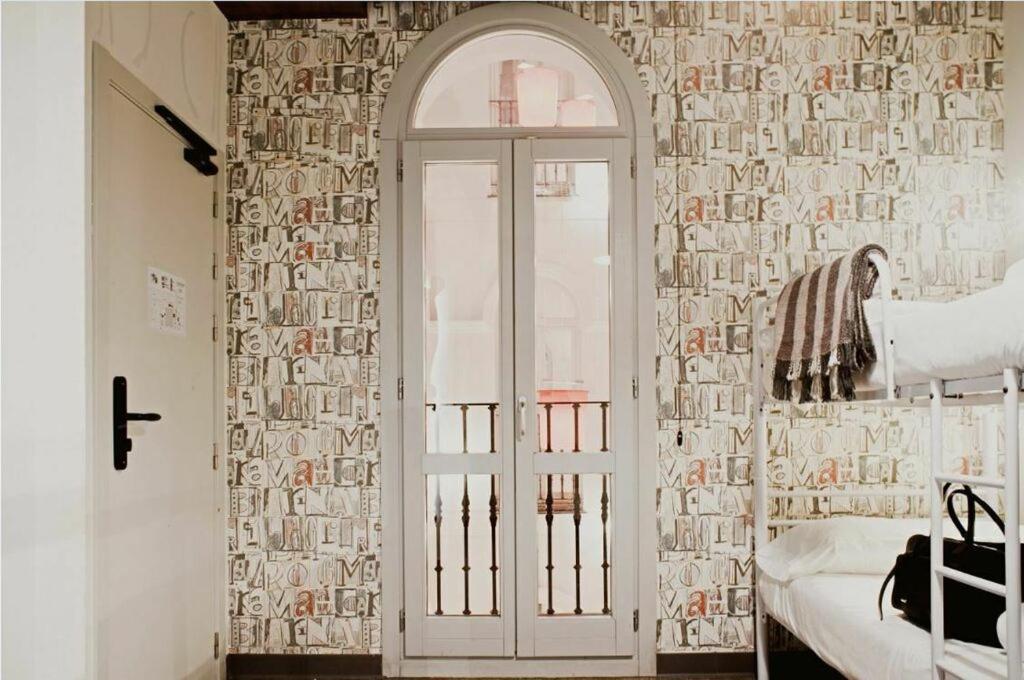 Single Bed in 8-Bed Female Dormitory Room with Private Bathroom photo 3