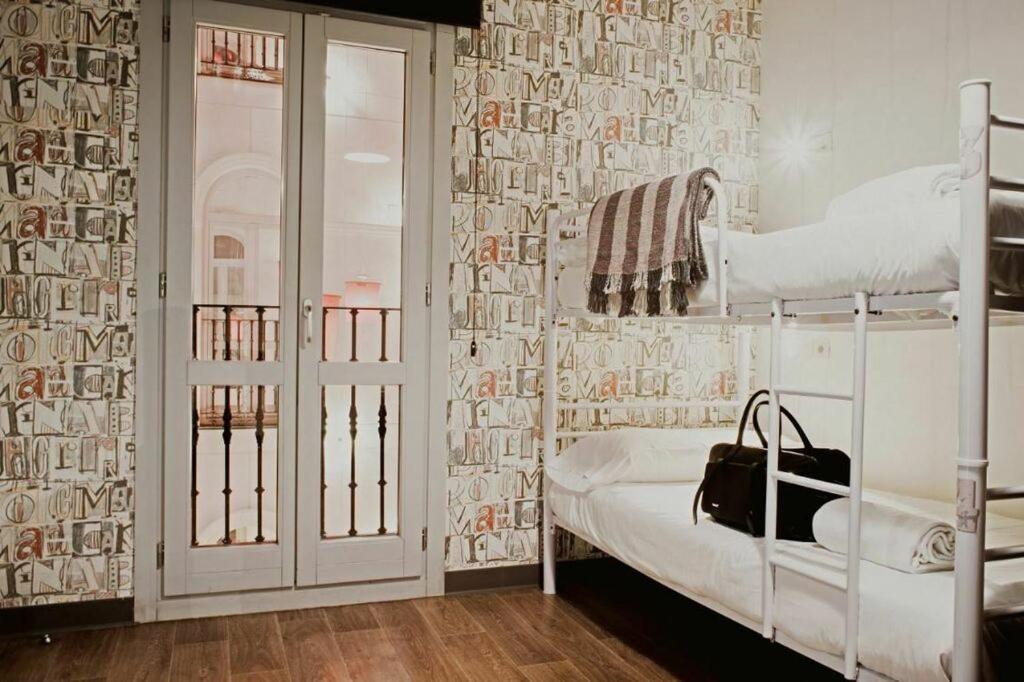 Cama en Dormitorio Femenino de 6 Camas con Baño Privado