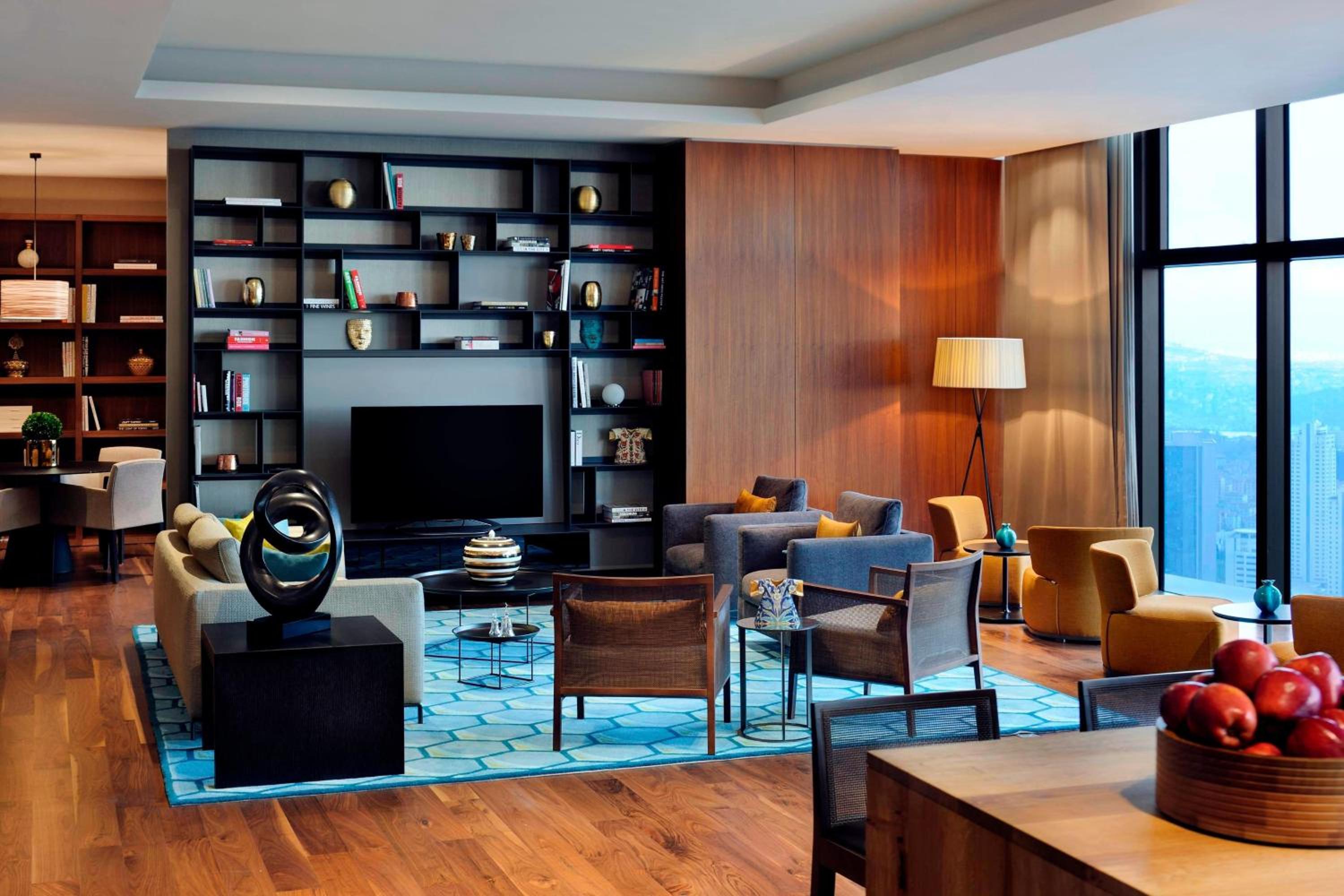 Executive King Room with City View and Lounge Access thumbnail 6