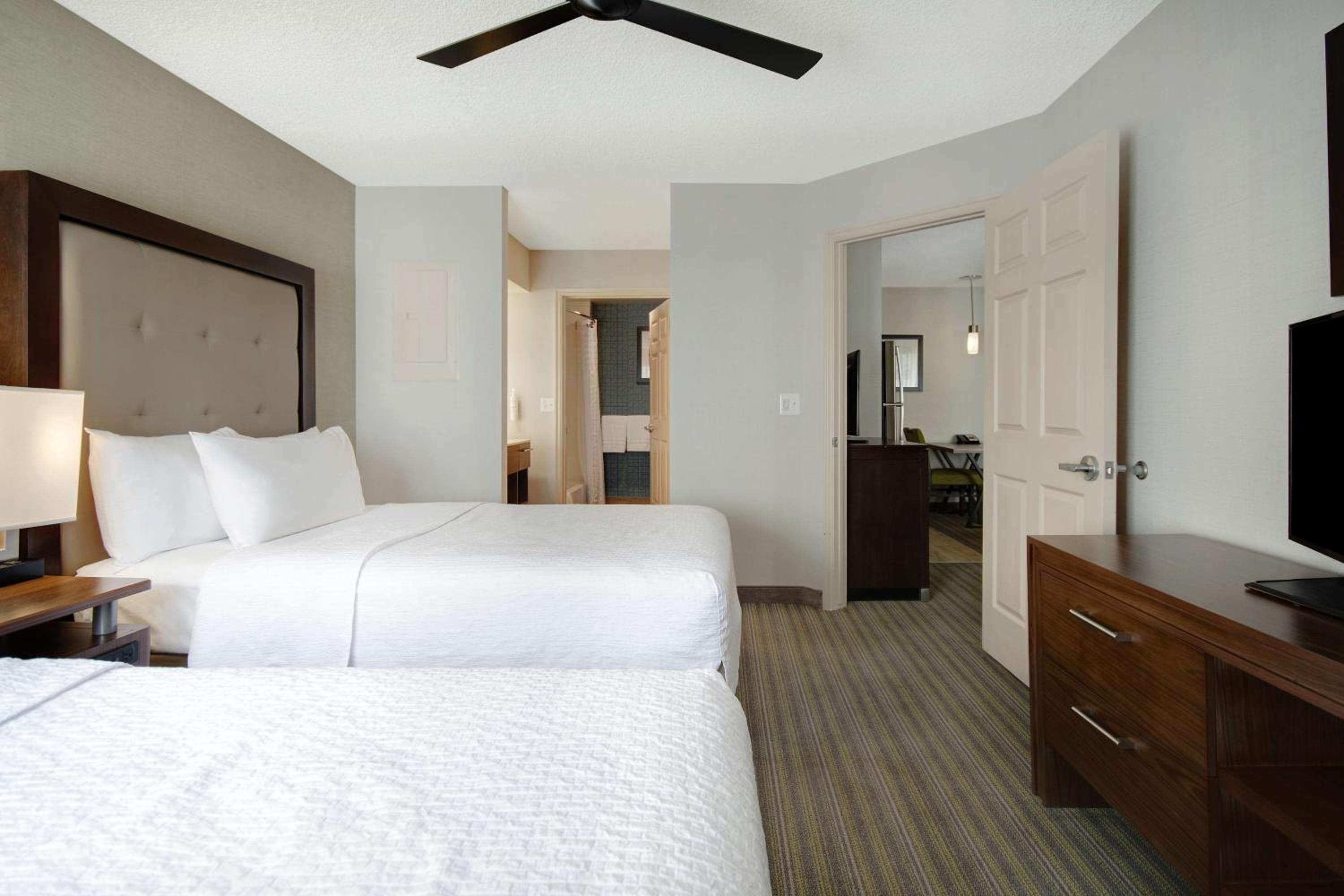 Non-Smoking Suite with 2 Double Beds with Fireplace - Photo 8