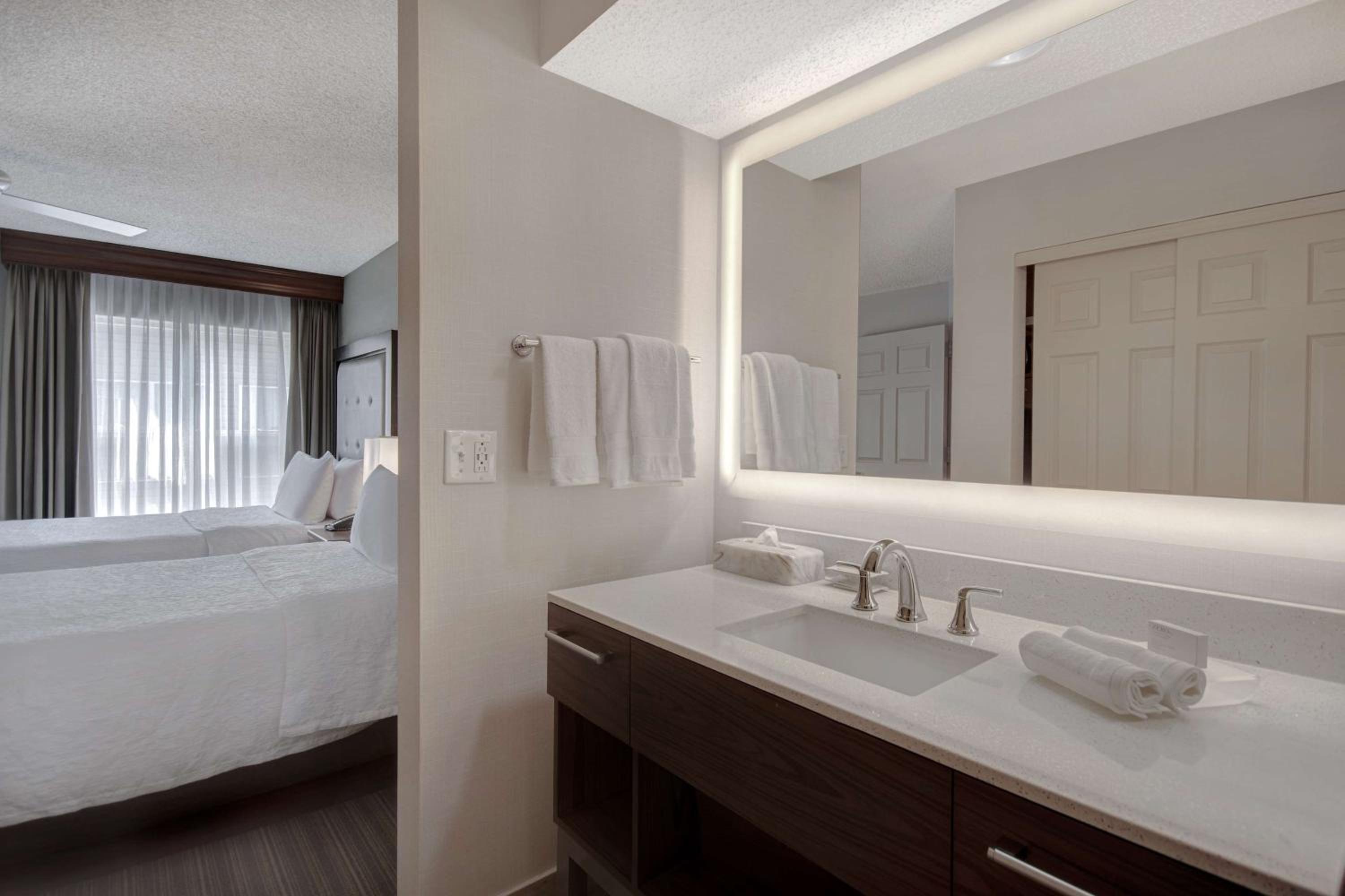 Non-Smoking Suite with 2 Double Beds with Fireplace - Photo 2