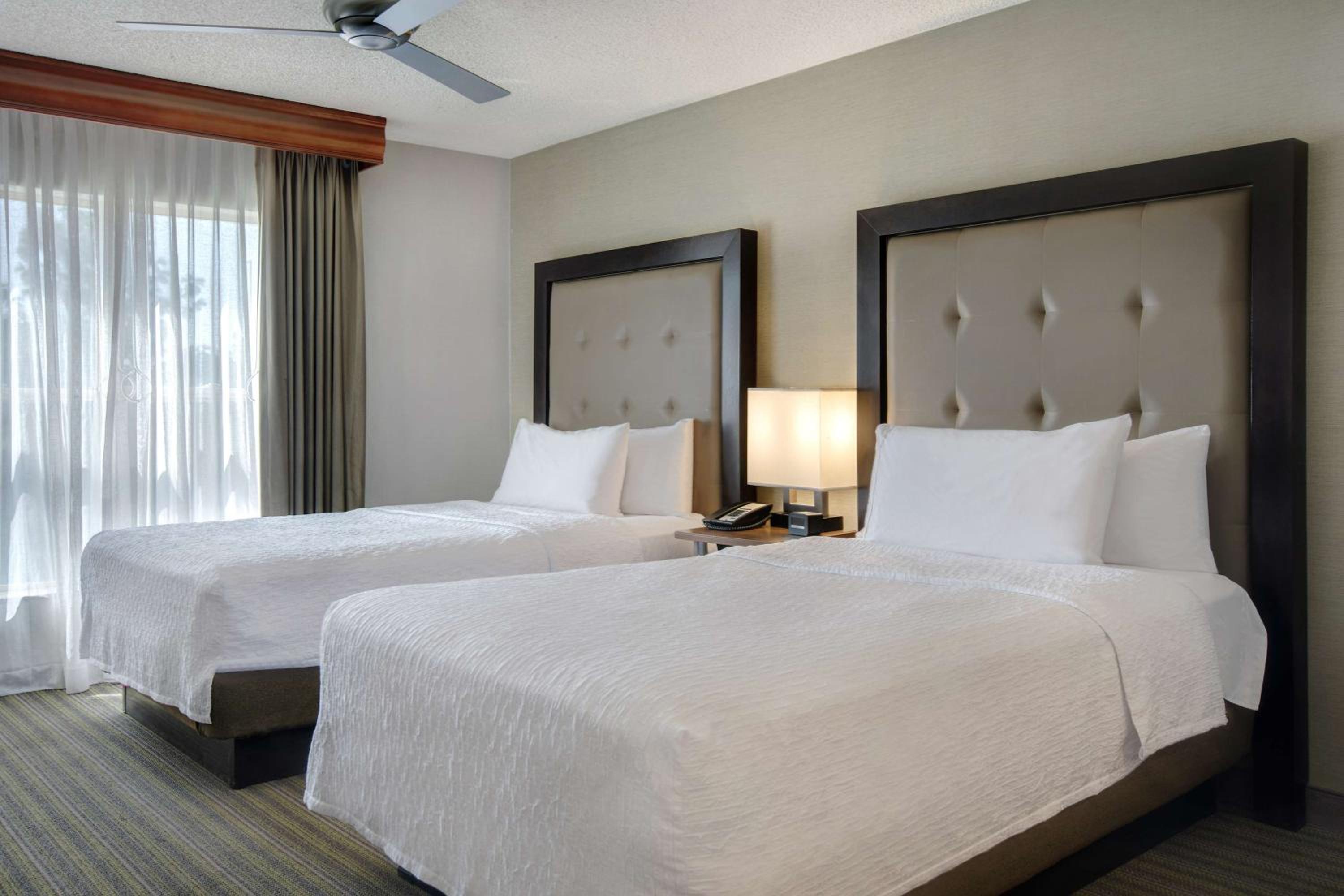 Non-Smoking Suite with 2 Double Beds with Fireplace - Photo 1