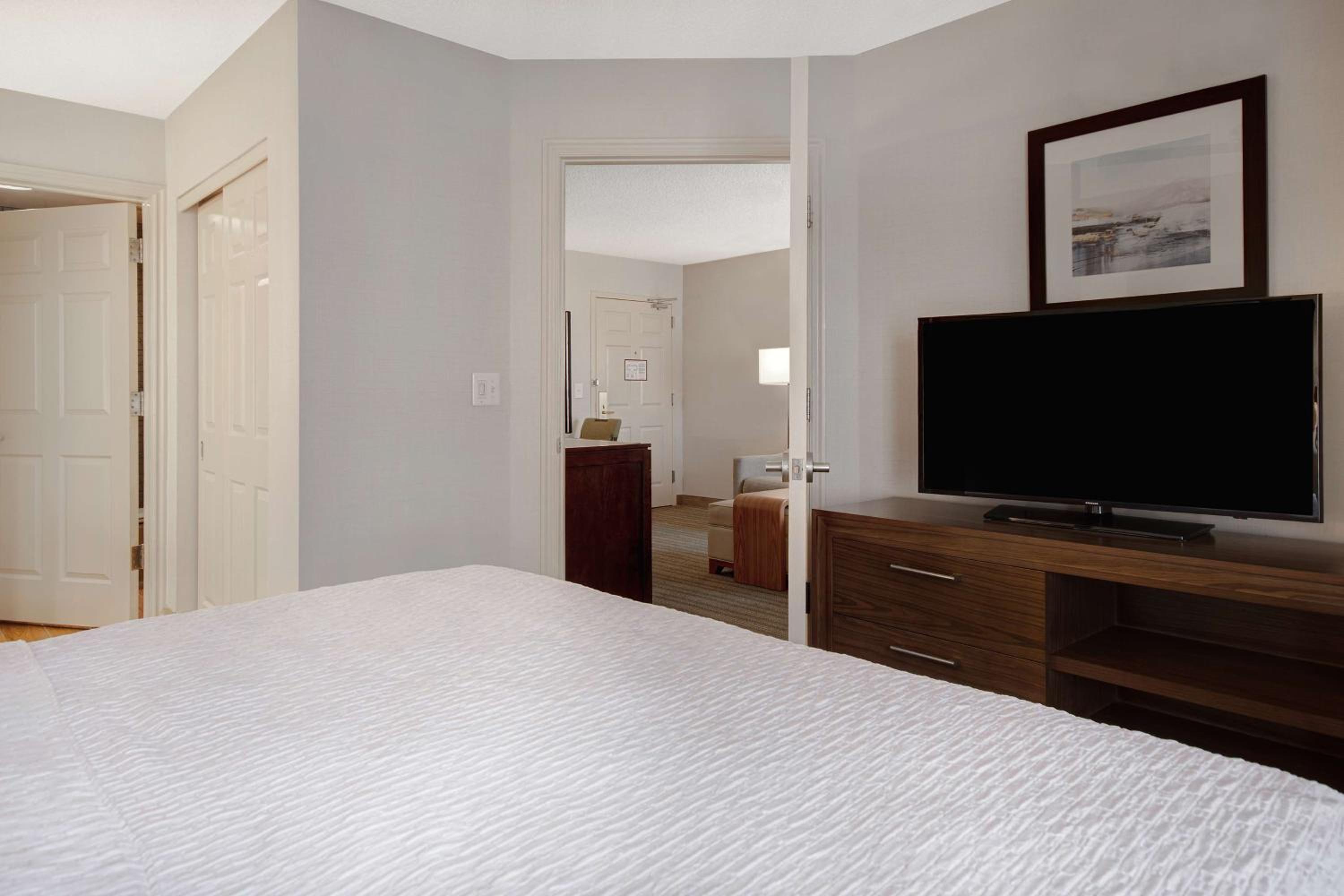 One-Bedroom King Suite - Non-Smoking - Photo 3