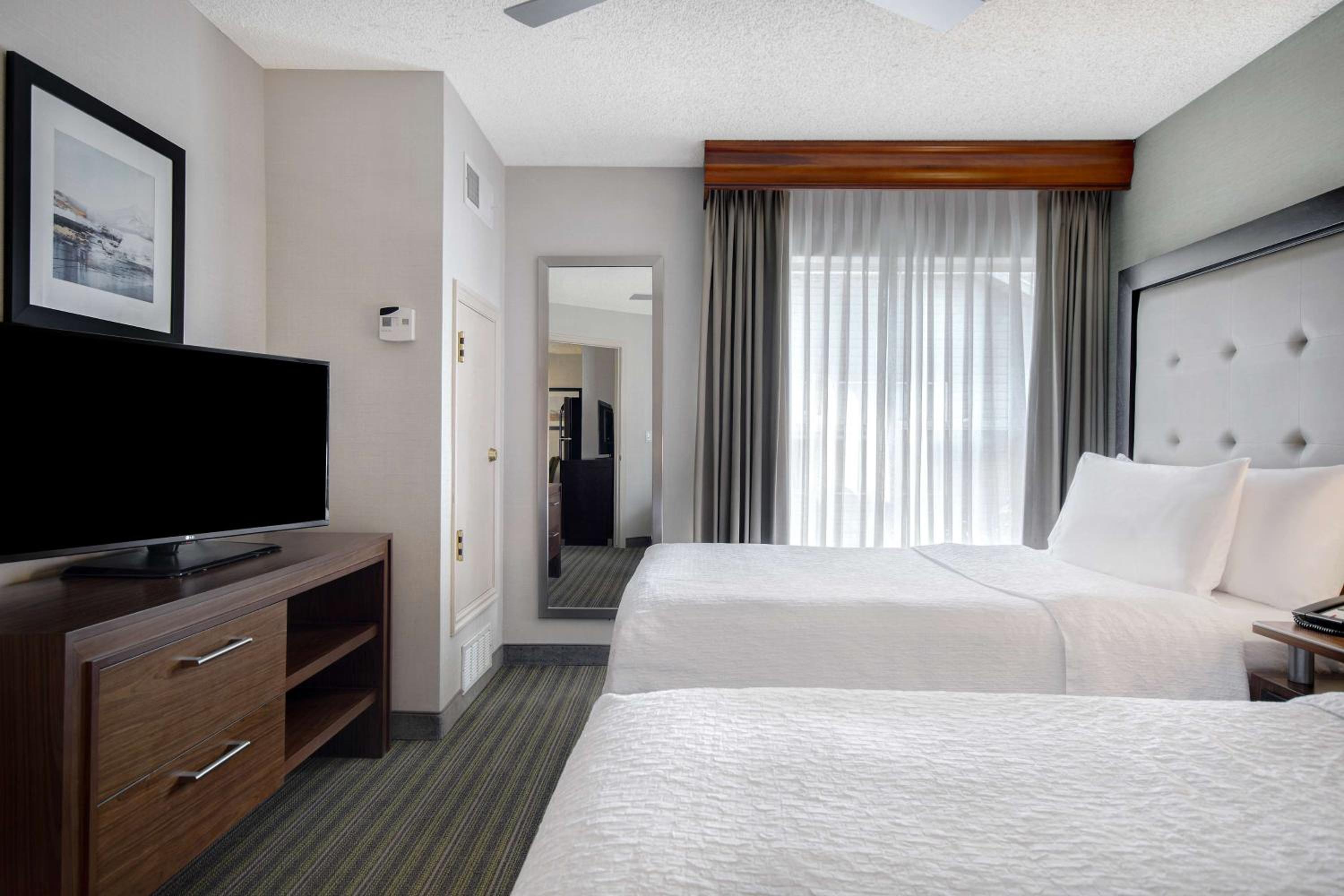 Non-Smoking Suite with 2 Double Beds with Fireplace - Photo 7