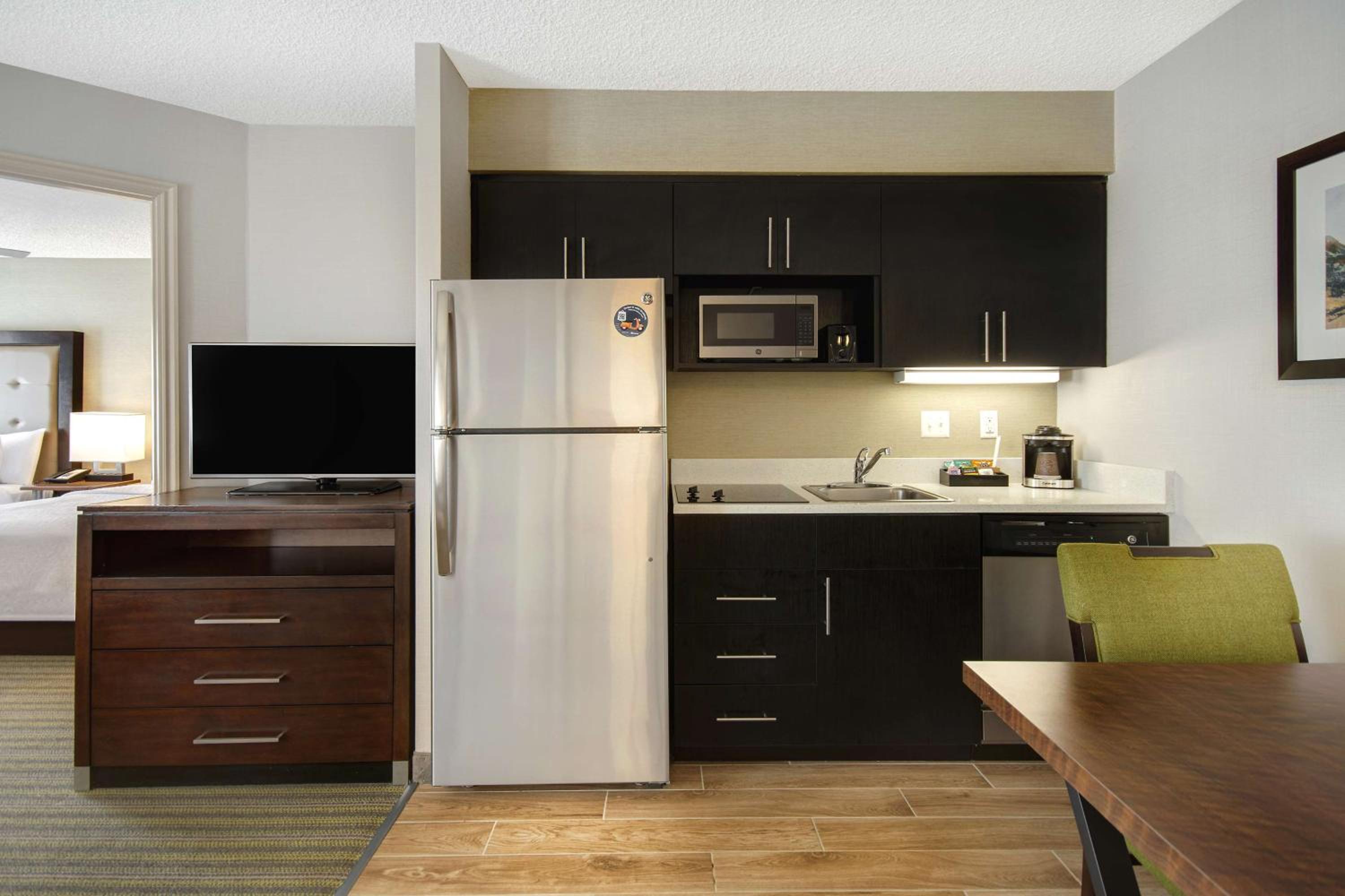 Non-Smoking Suite with 2 Double Beds with Fireplace - Photo 3